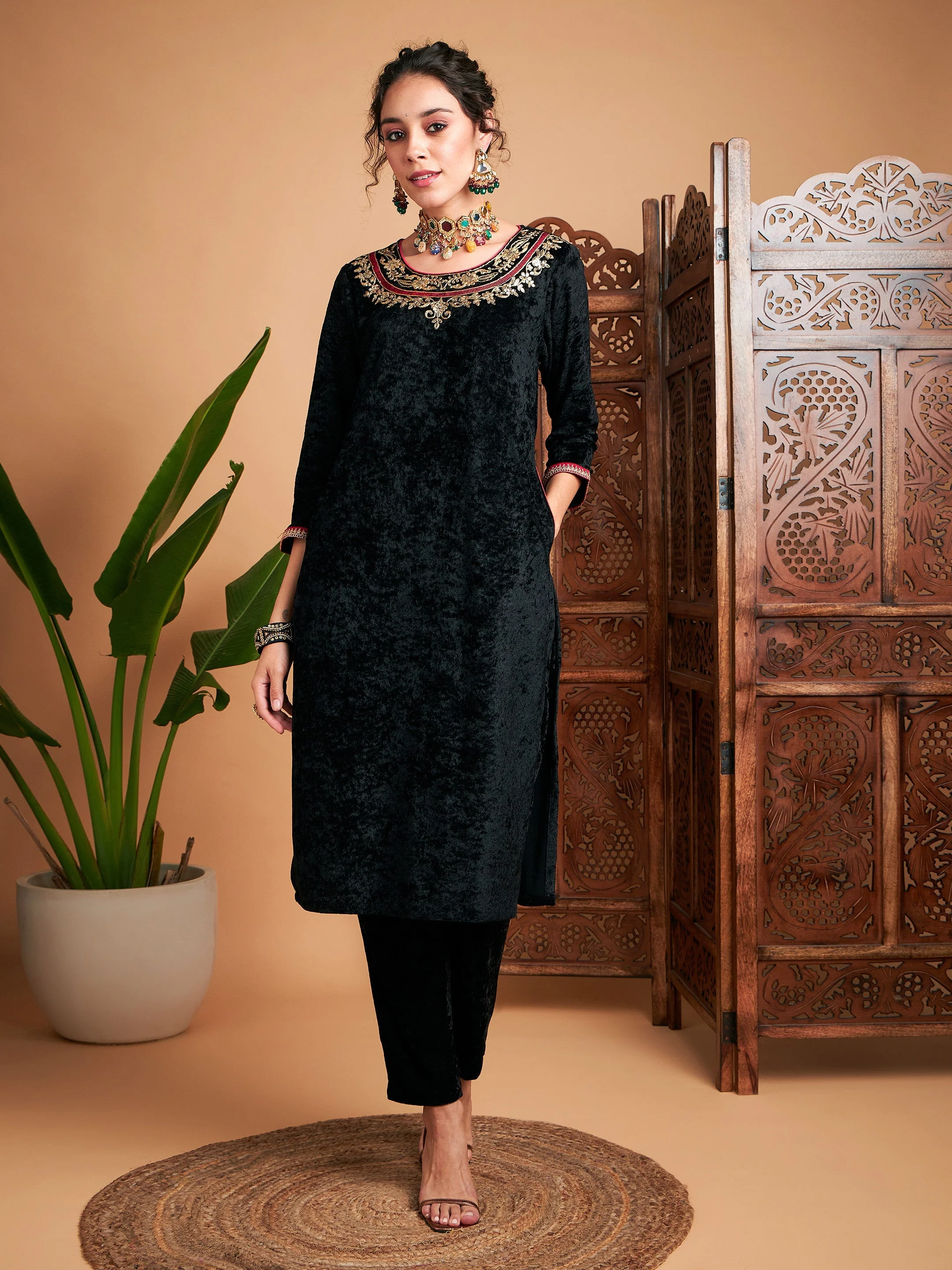 Women Black Velvet Side Pocket Embroidered Straight Kurta - Image 2