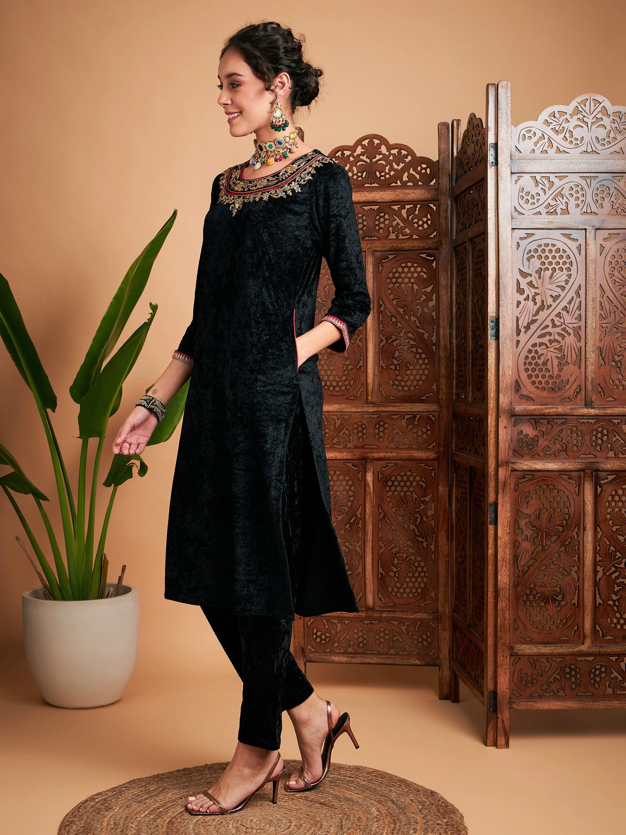 Women Black Velvet Side Pocket Embroidered Straight Kurta - Image 3