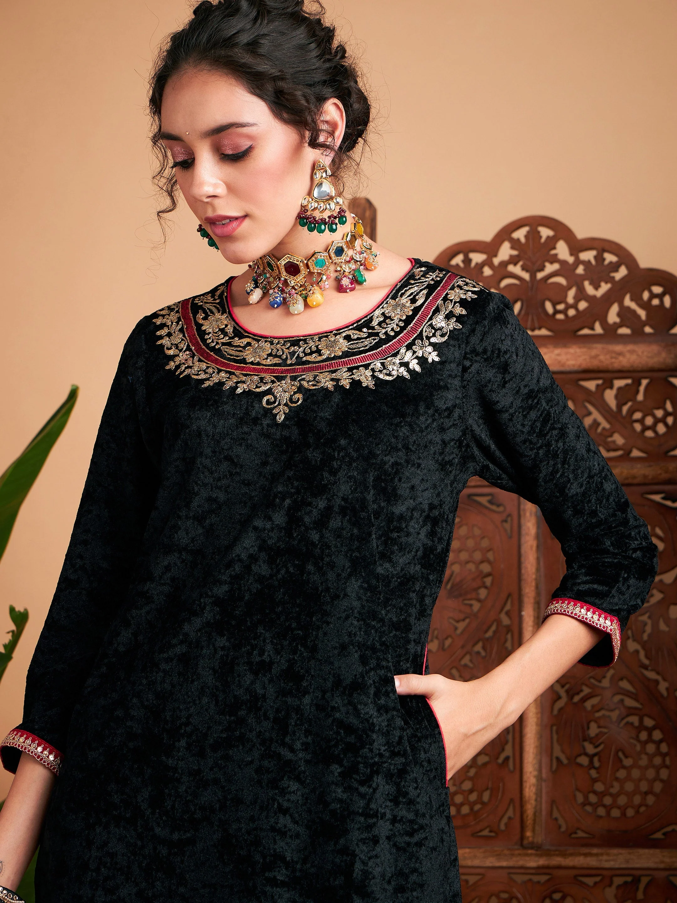 Women Black Velvet Side Pocket Embroidered Straight Kurta - Image 4