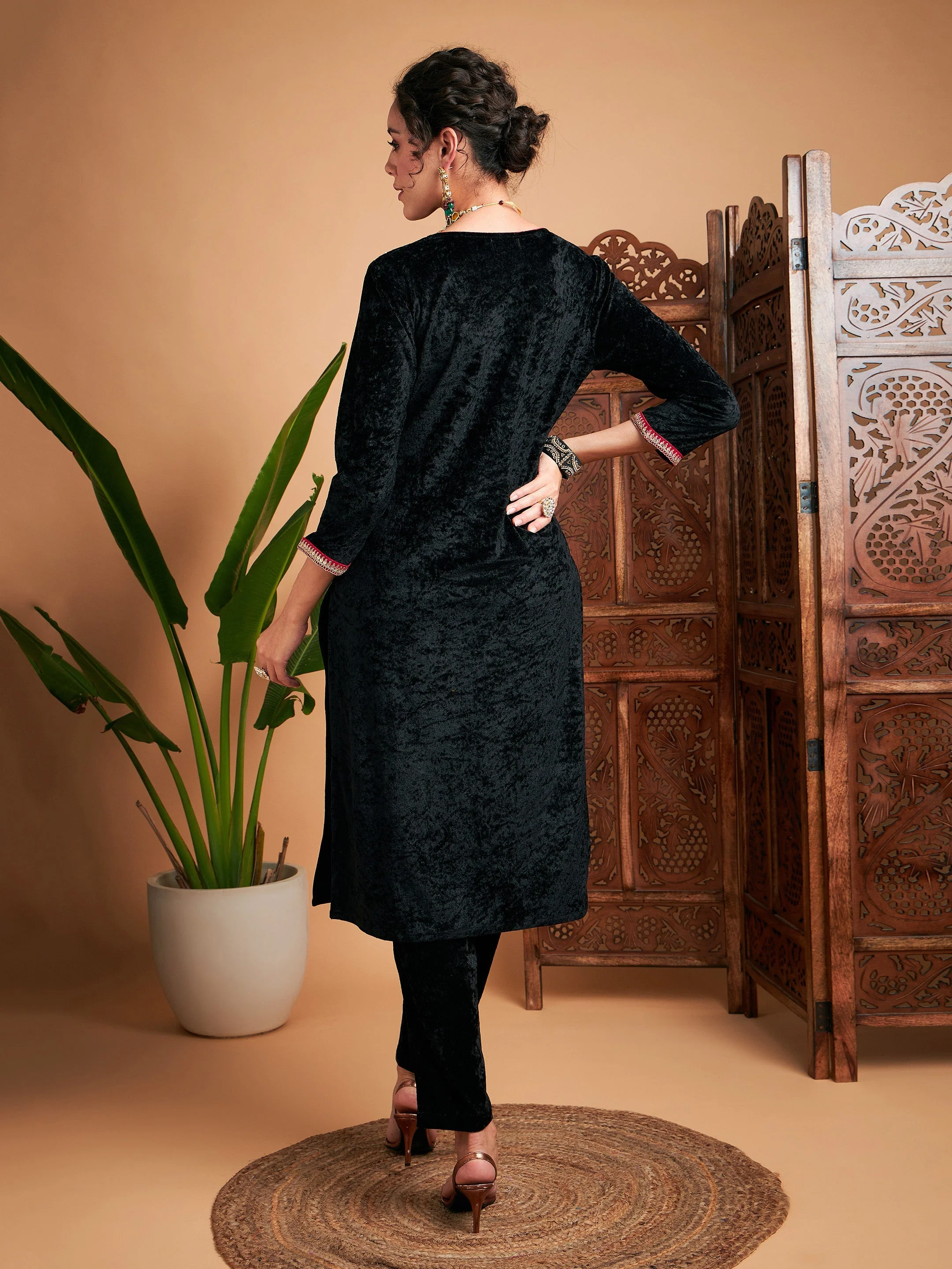 Women Black Velvet Side Pocket Embroidered Straight Kurta - Image 5