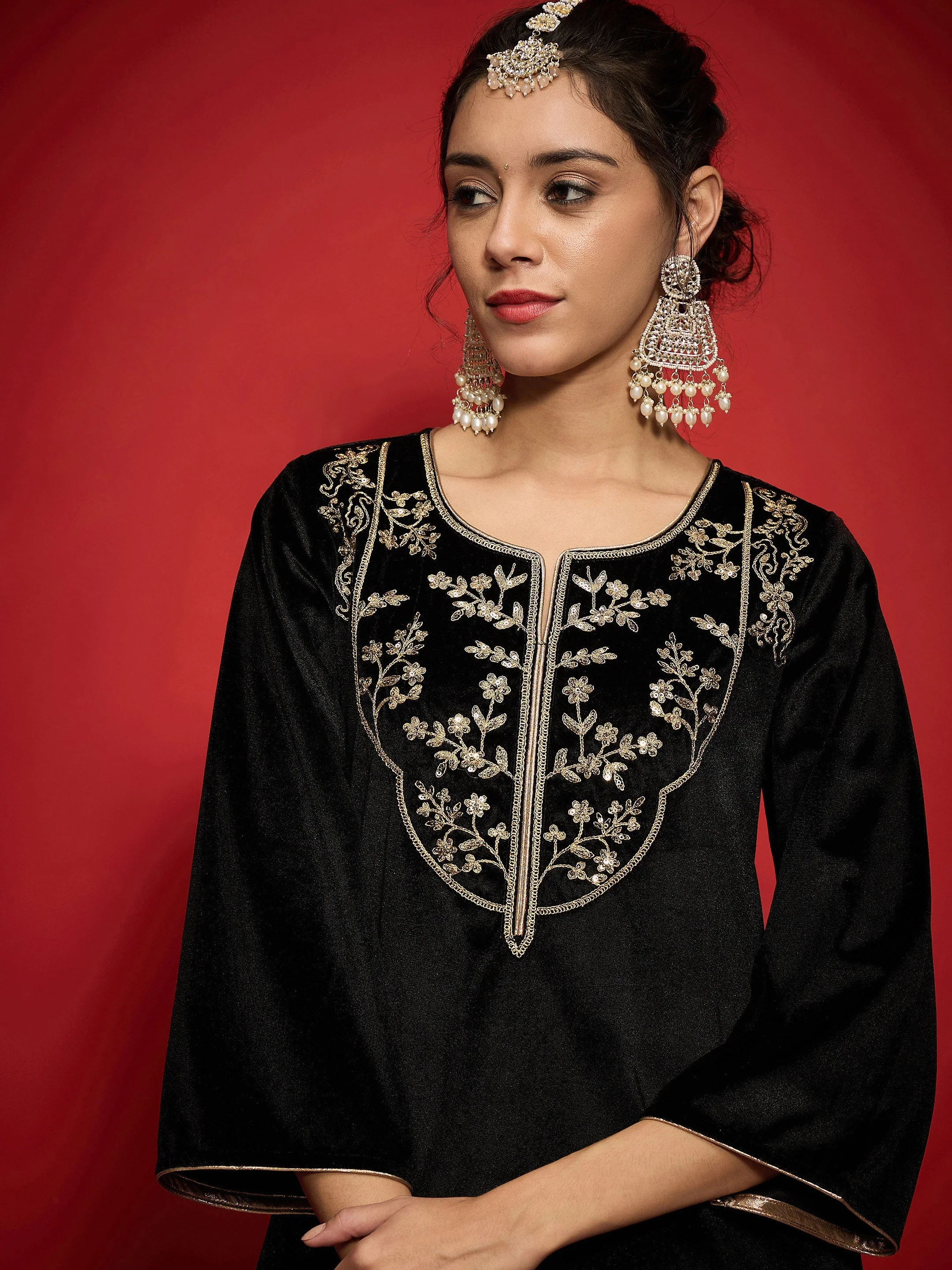 Women Black Velvet Straight Embroidered Kurta - Image 4