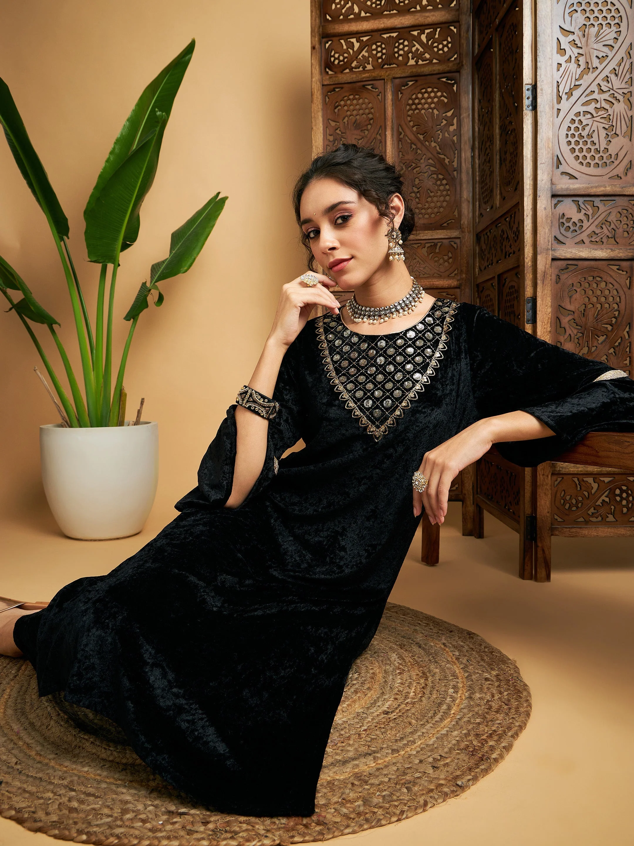 Women Black Velvet Zari Embroidered Kurta - Image 2
