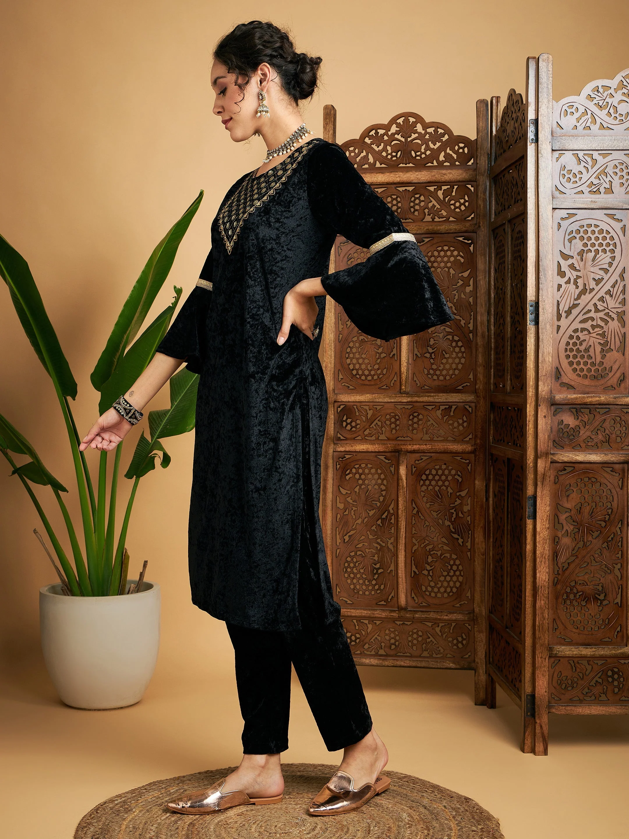 Women Black Velvet Zari Embroidered Kurta - Image 3