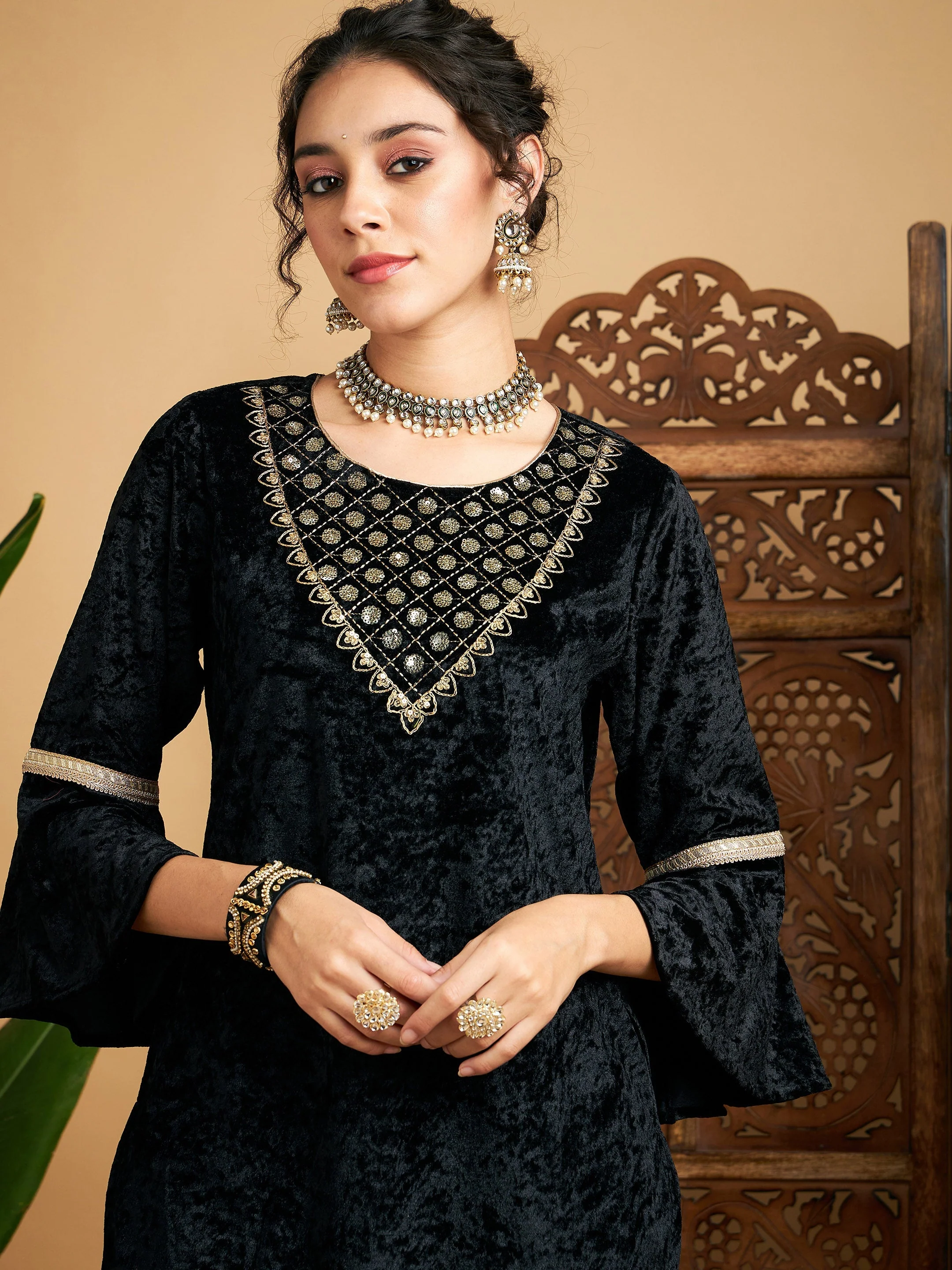 Women Black Velvet Zari Embroidered Kurta - Image 4