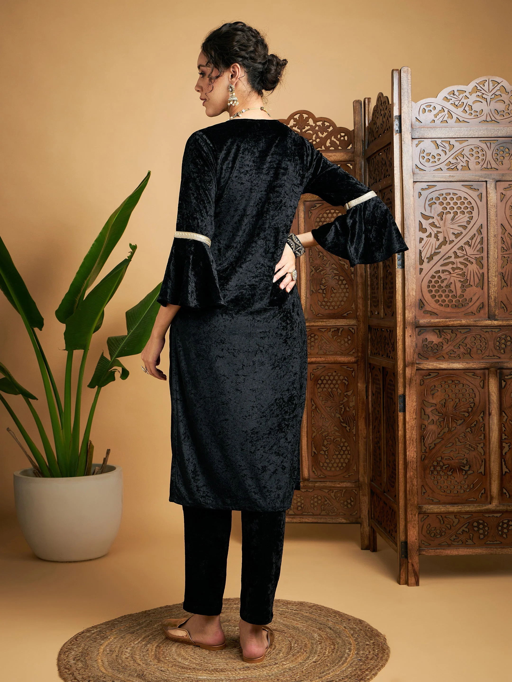 Women Black Velvet Zari Embroidered Kurta - Image 5