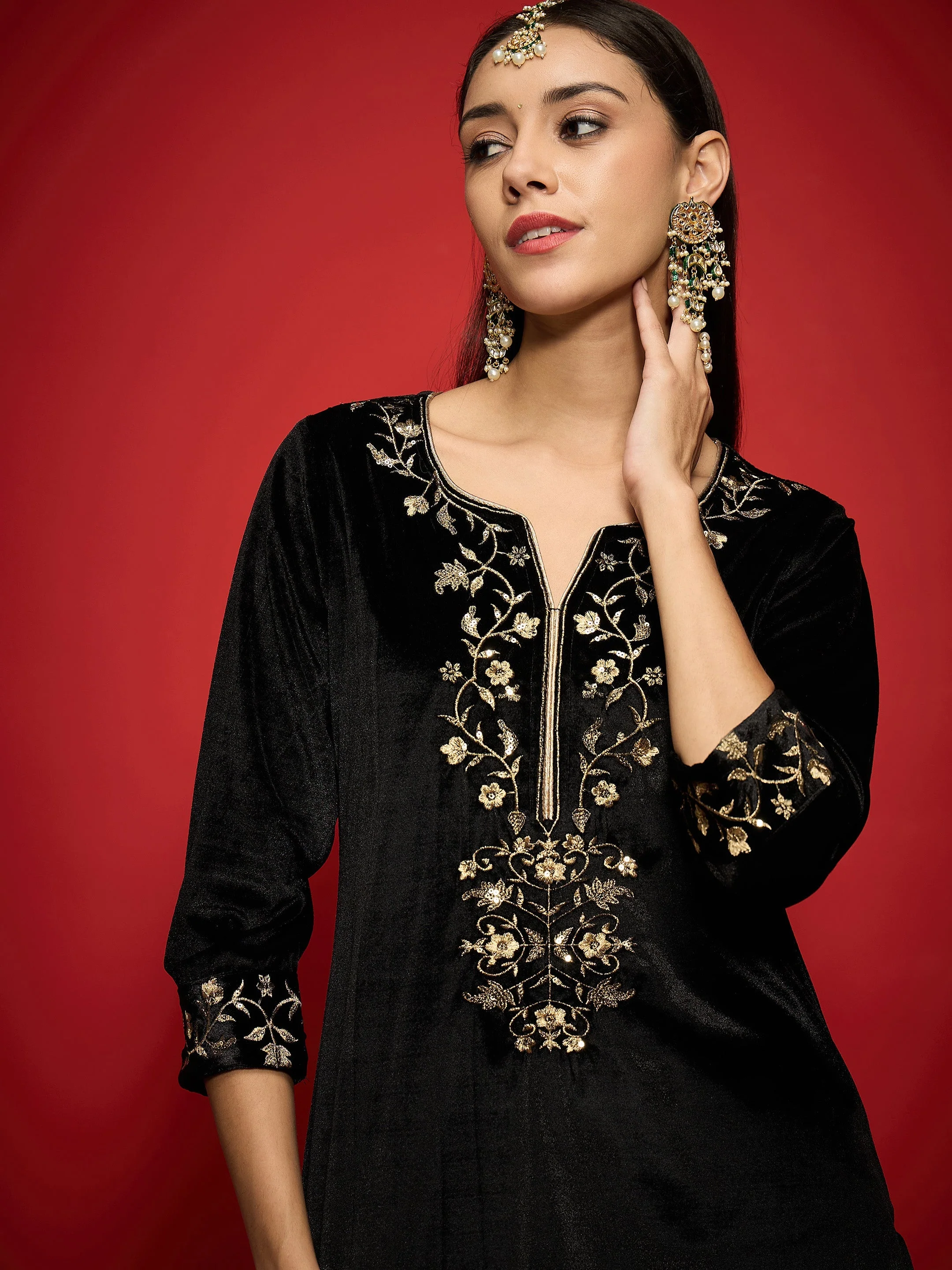 Women Black Velvet Zari Embroidered Round Neck Straight Kurta - Image 4
