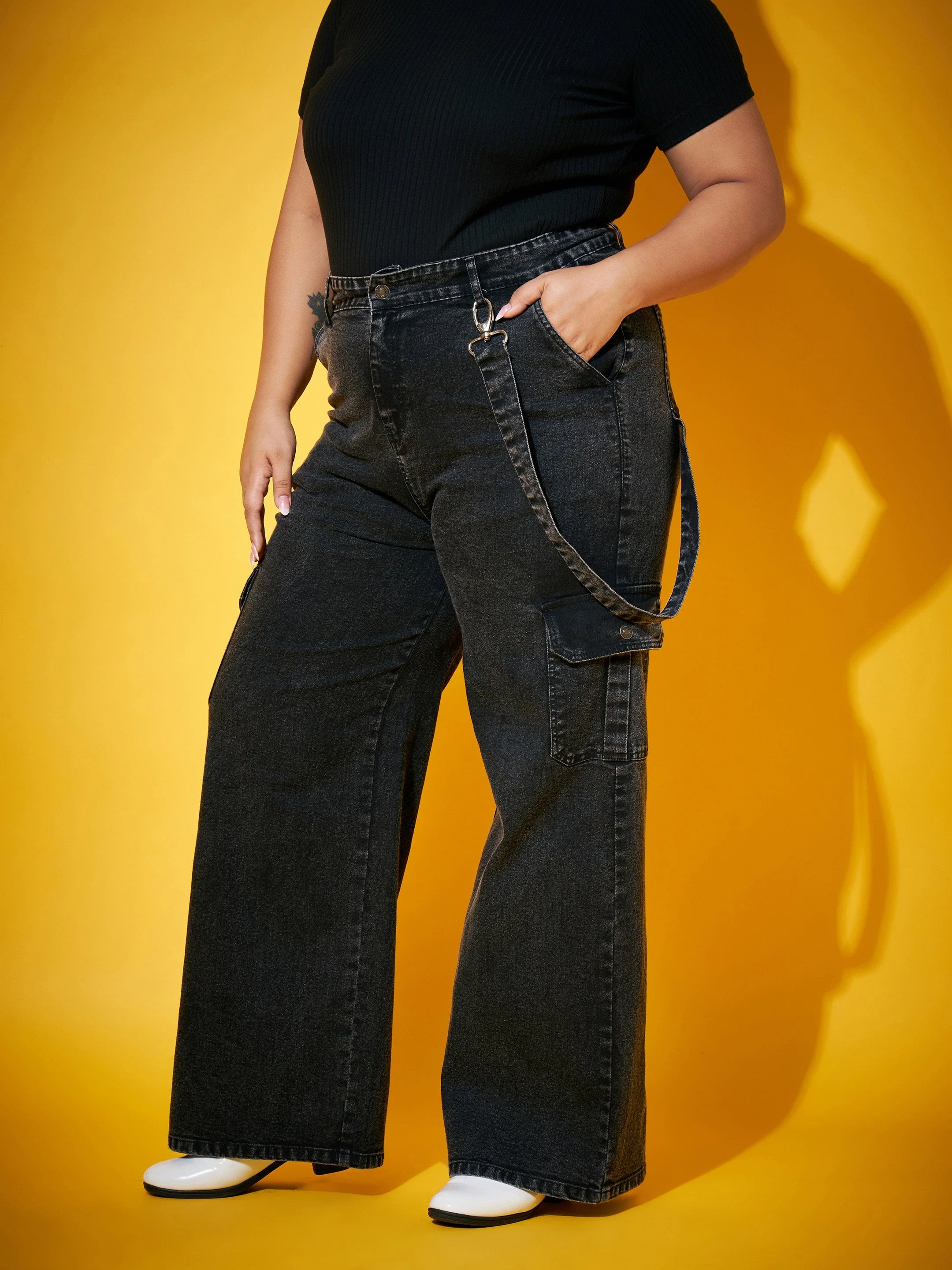 Women Black Wash Side Patch Pocket Jeans - Image 3