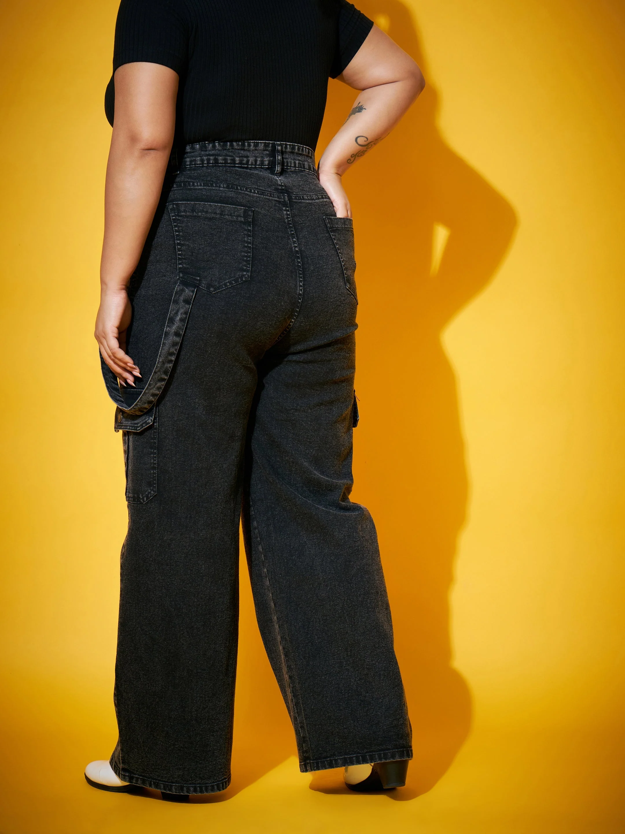 Women Black Wash Side Patch Pocket Jeans - Image 5