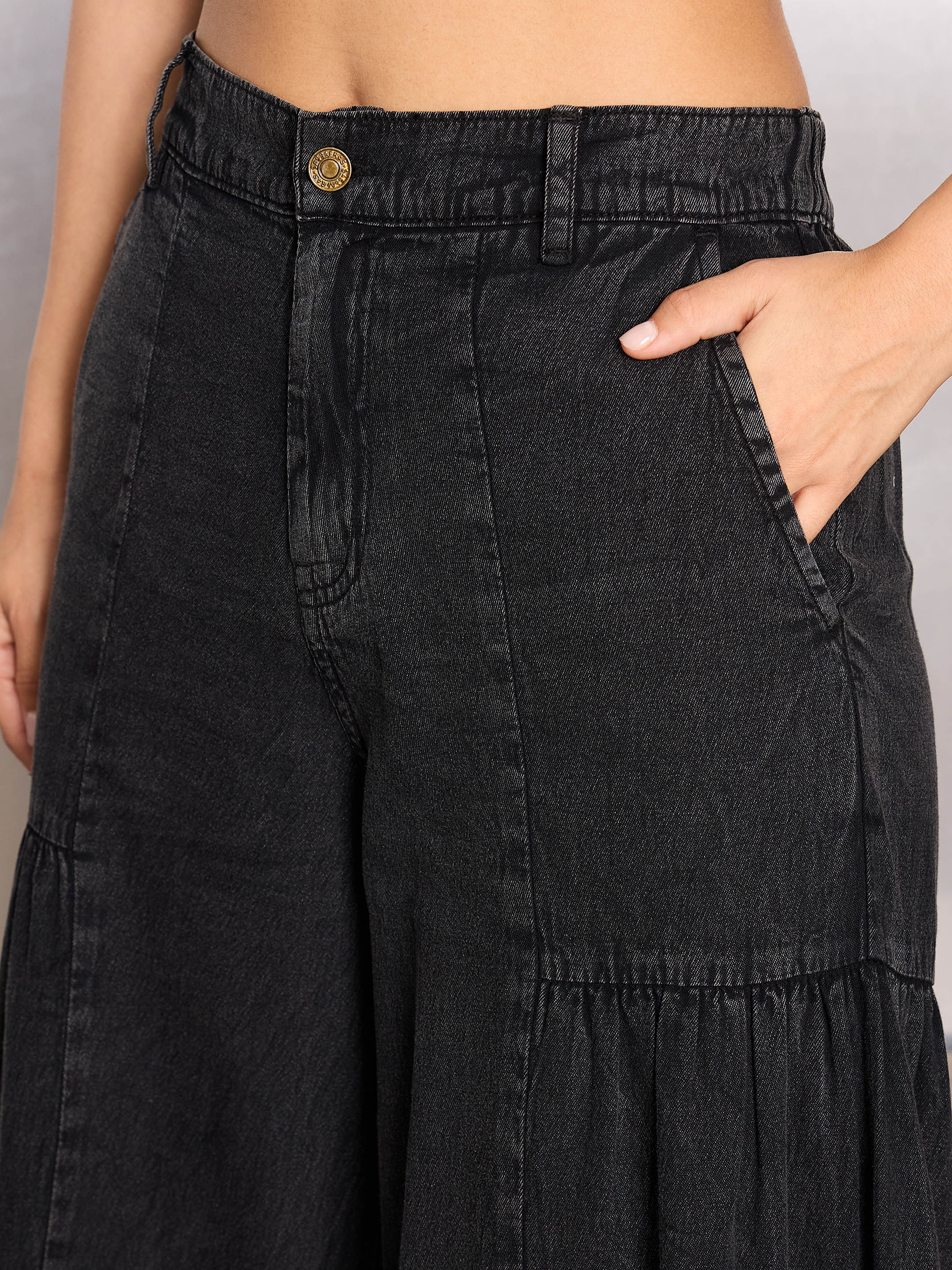 Women Black Washed Gathered Front Flared Jeans - Image 4