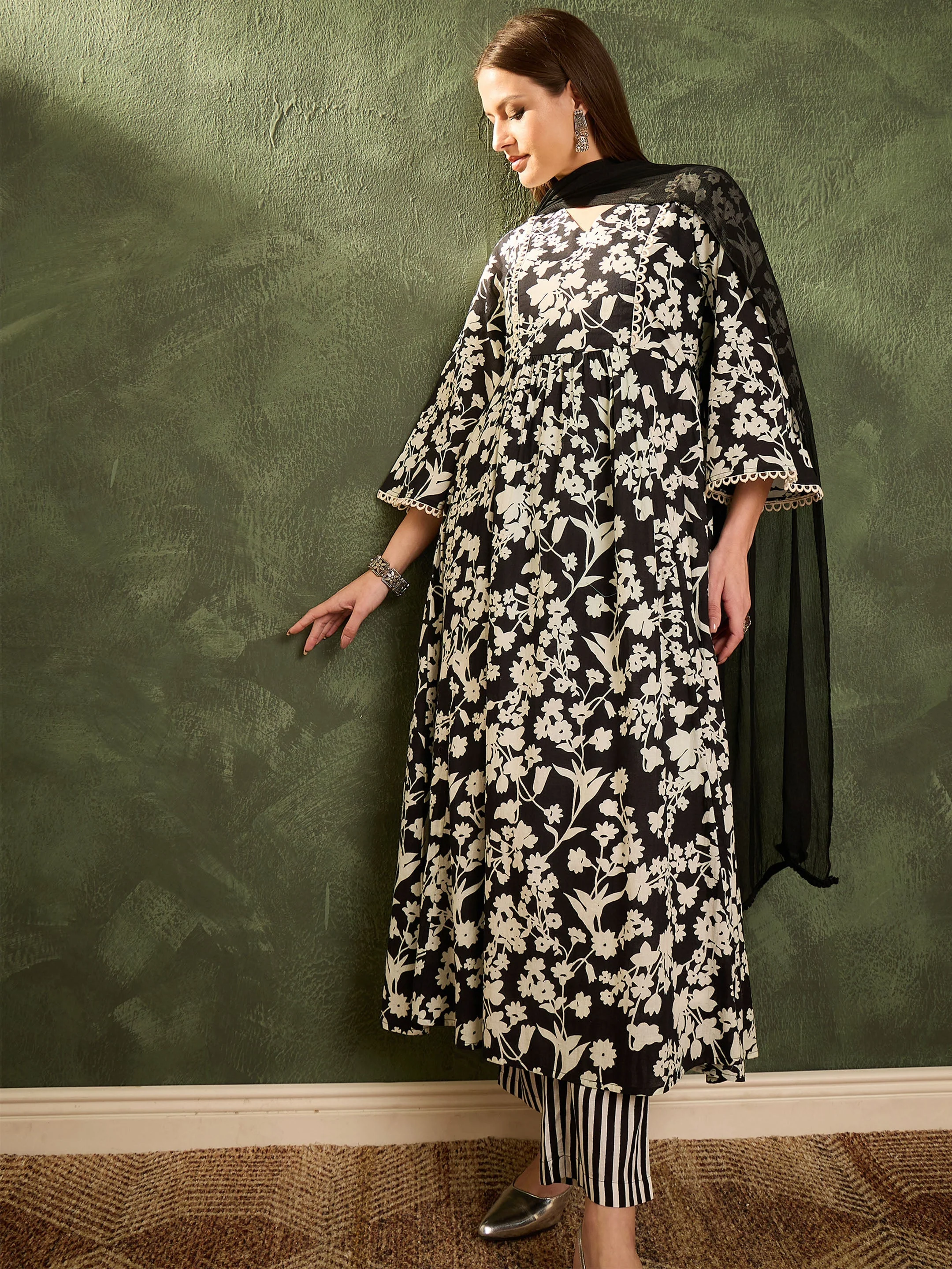 Women Black & White Floral Gathered Kurta Set with Dupatta - Image 2