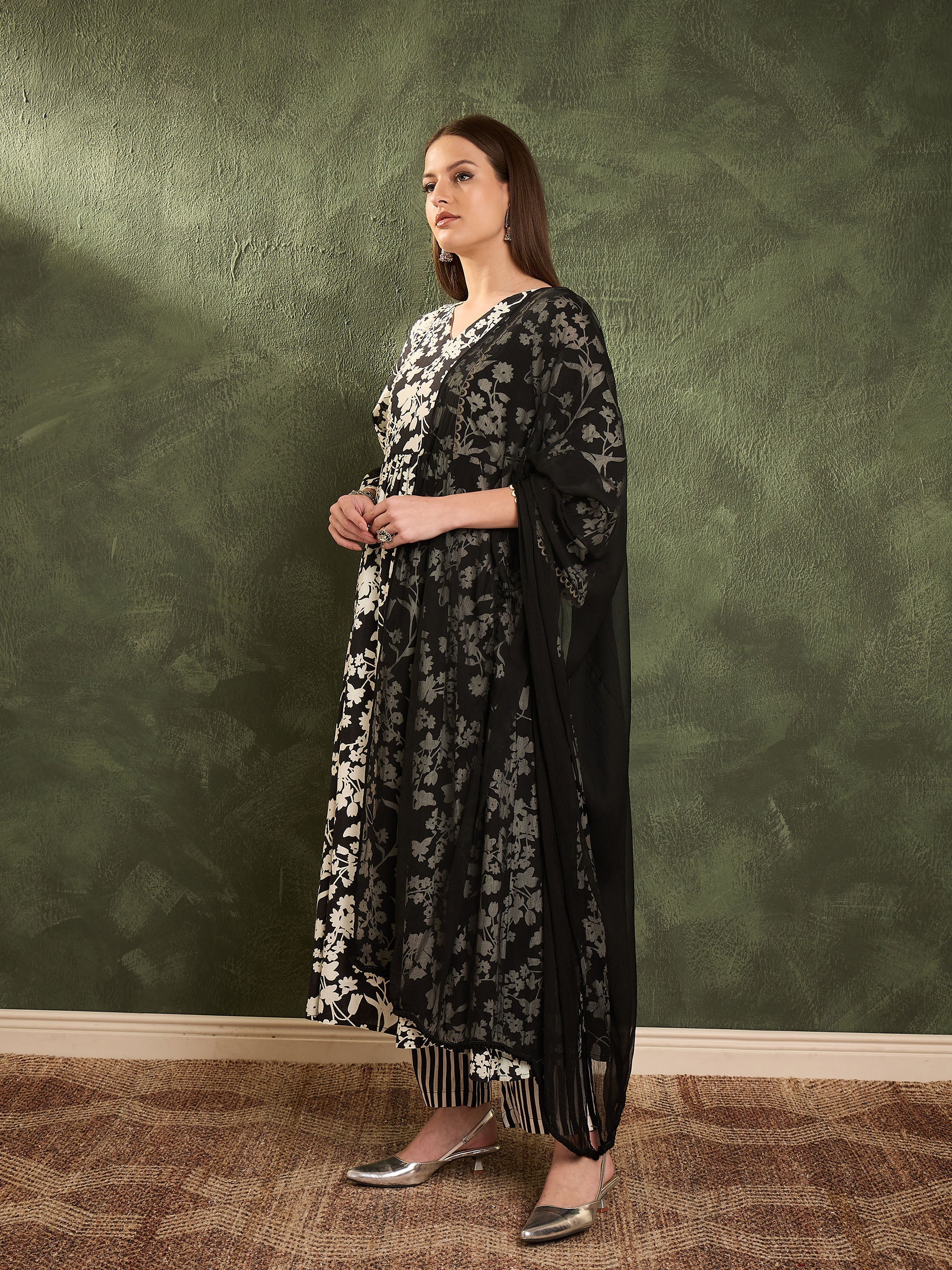 Women Black & White Floral Gathered Kurta Set with Dupatta - Image 3