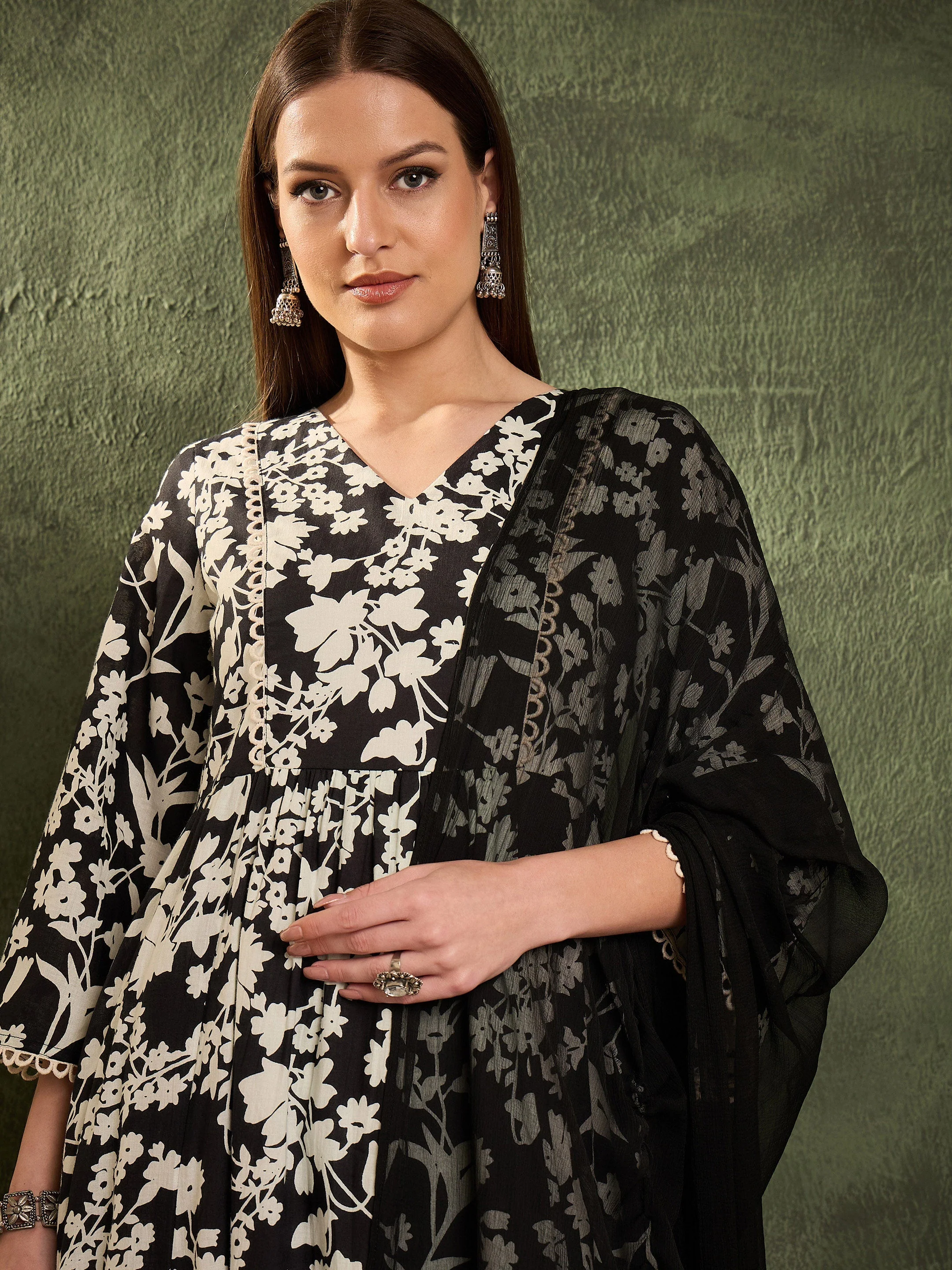 Women Black & White Floral Gathered Kurta Set with Dupatta - Image 4
