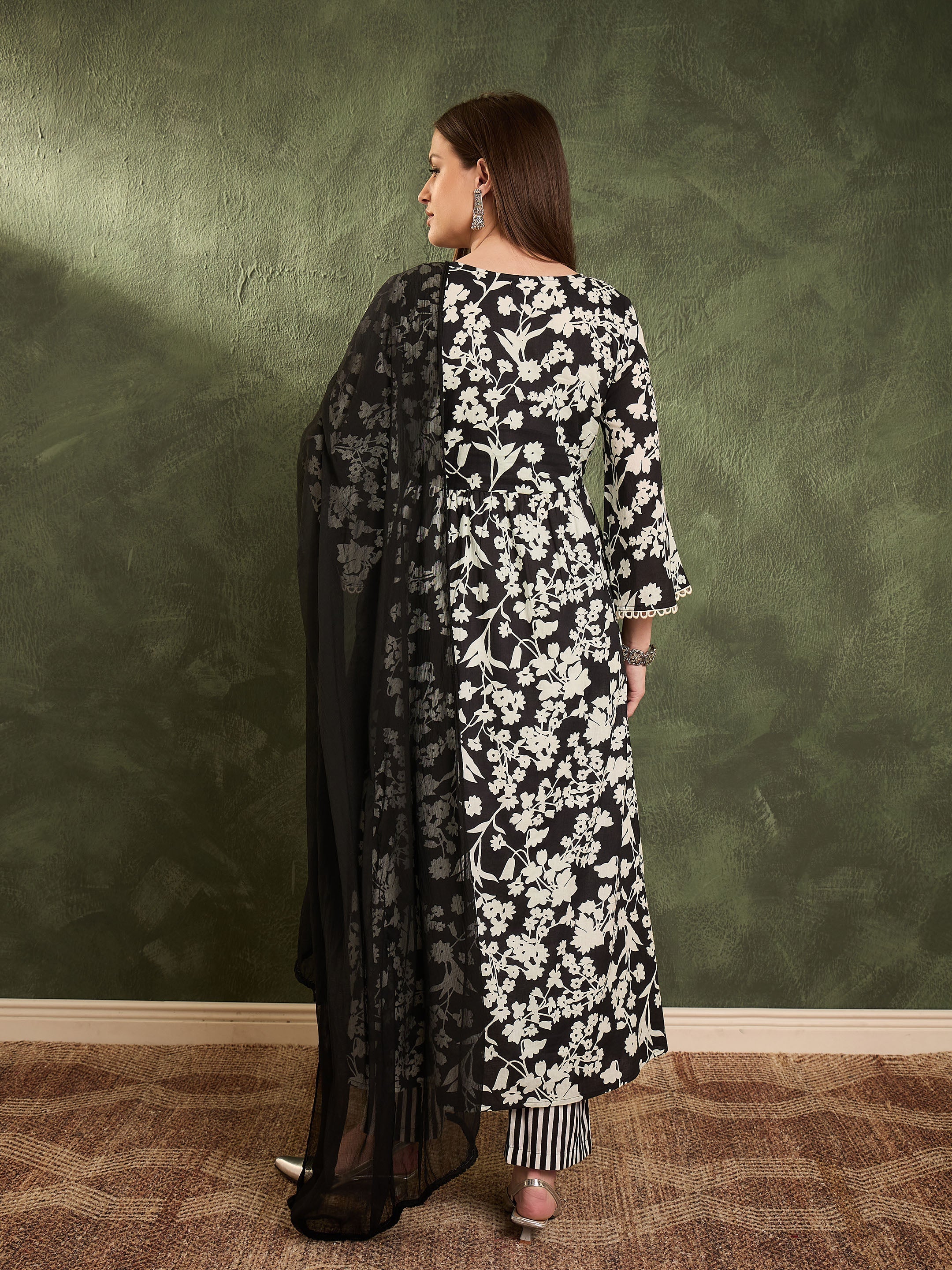 Women Black & White Floral Gathered Kurta Set with Dupatta - Image 5