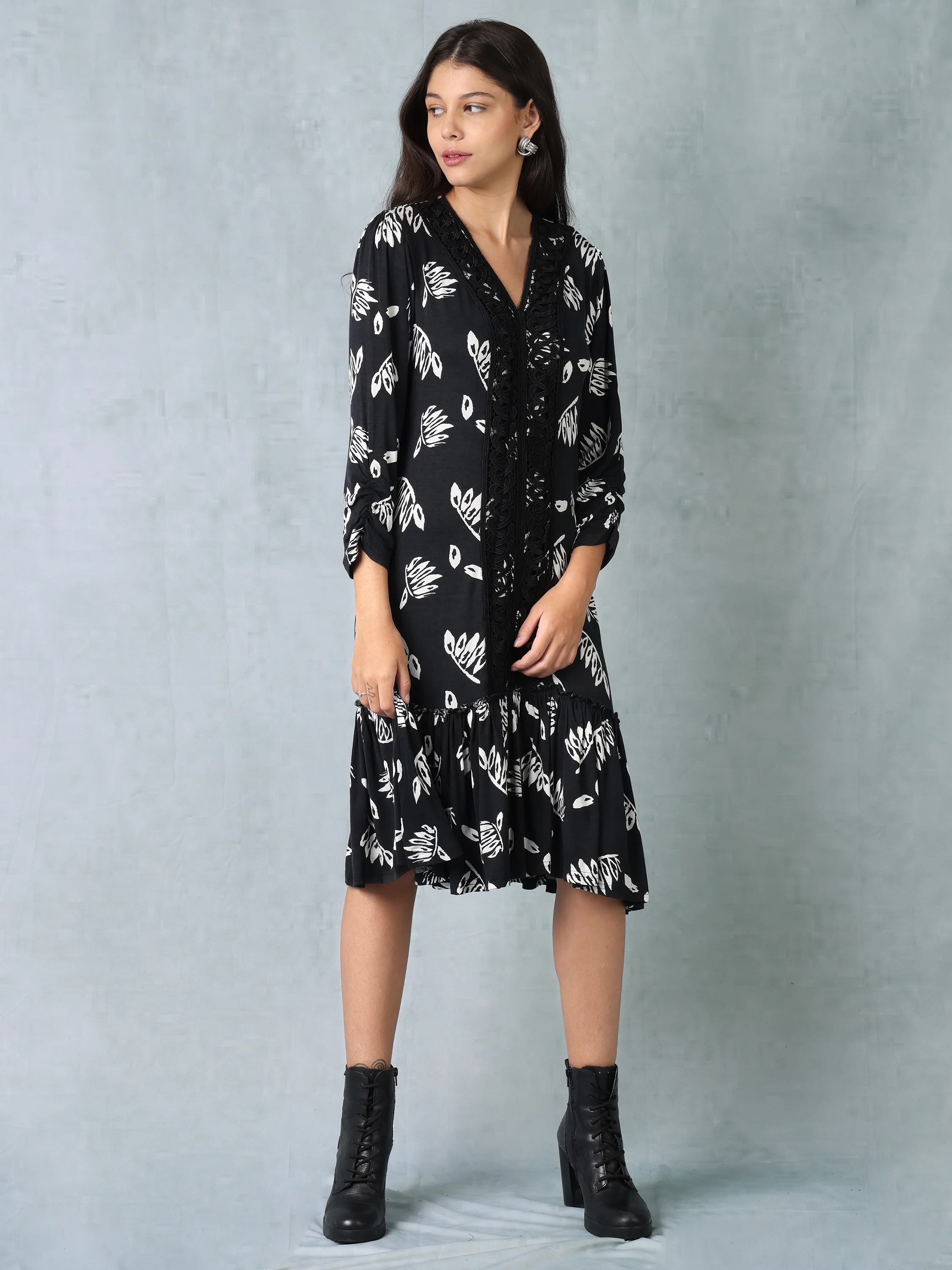 Women Black & White Printed Comfort Fit Dress - Image 5