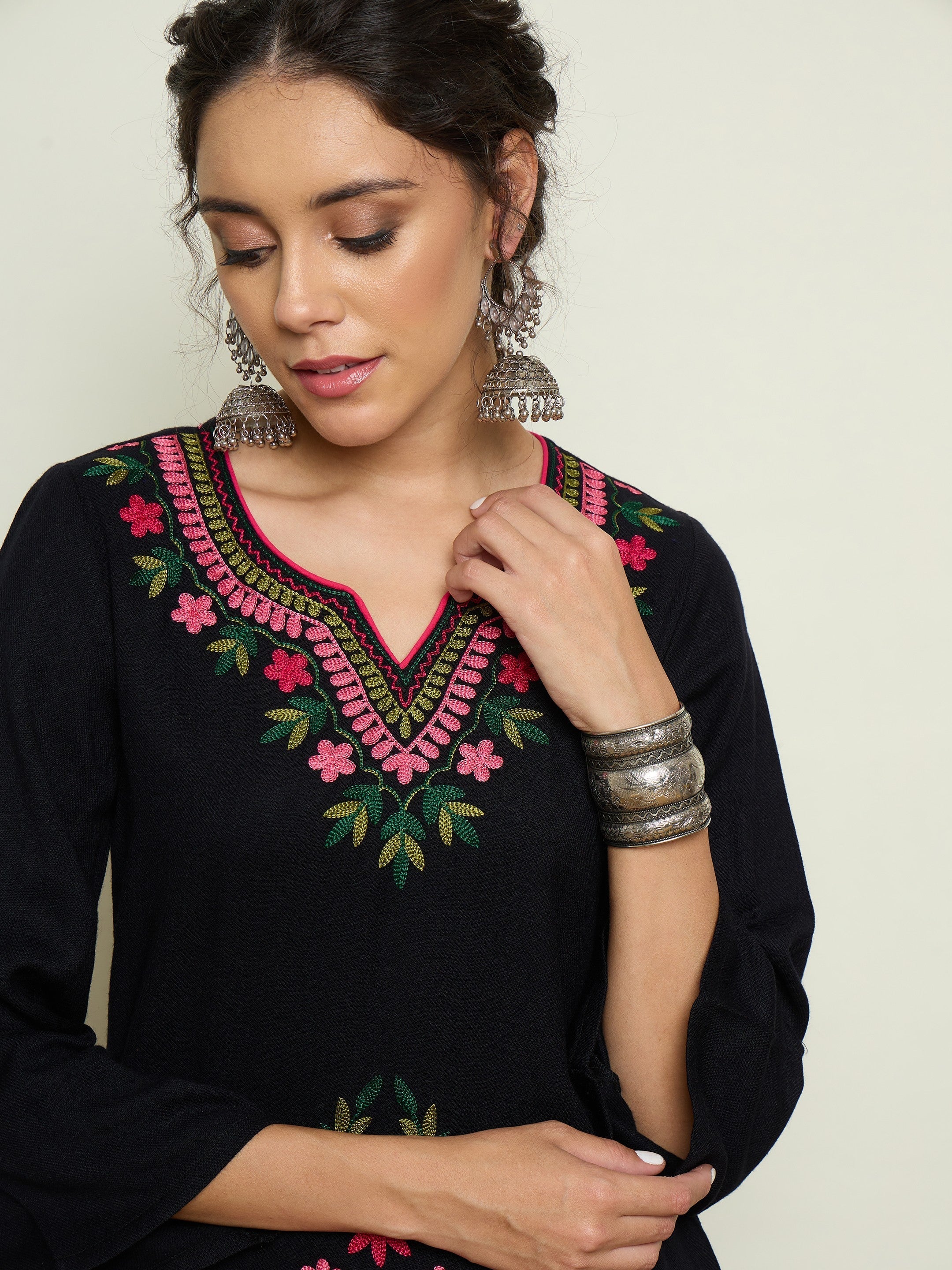 Women Black Woollen Embroidered Sweetheart Short Kurta With Farshi Salwar - Image 4