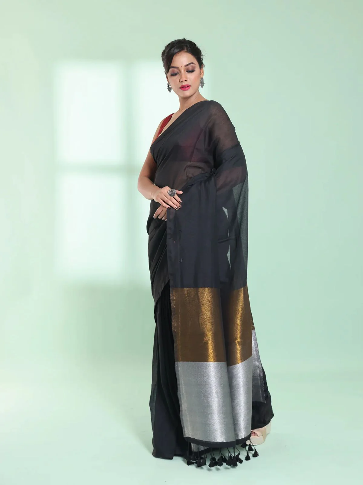 Women Black Zari Border Solid Cotton Saree - Image 3