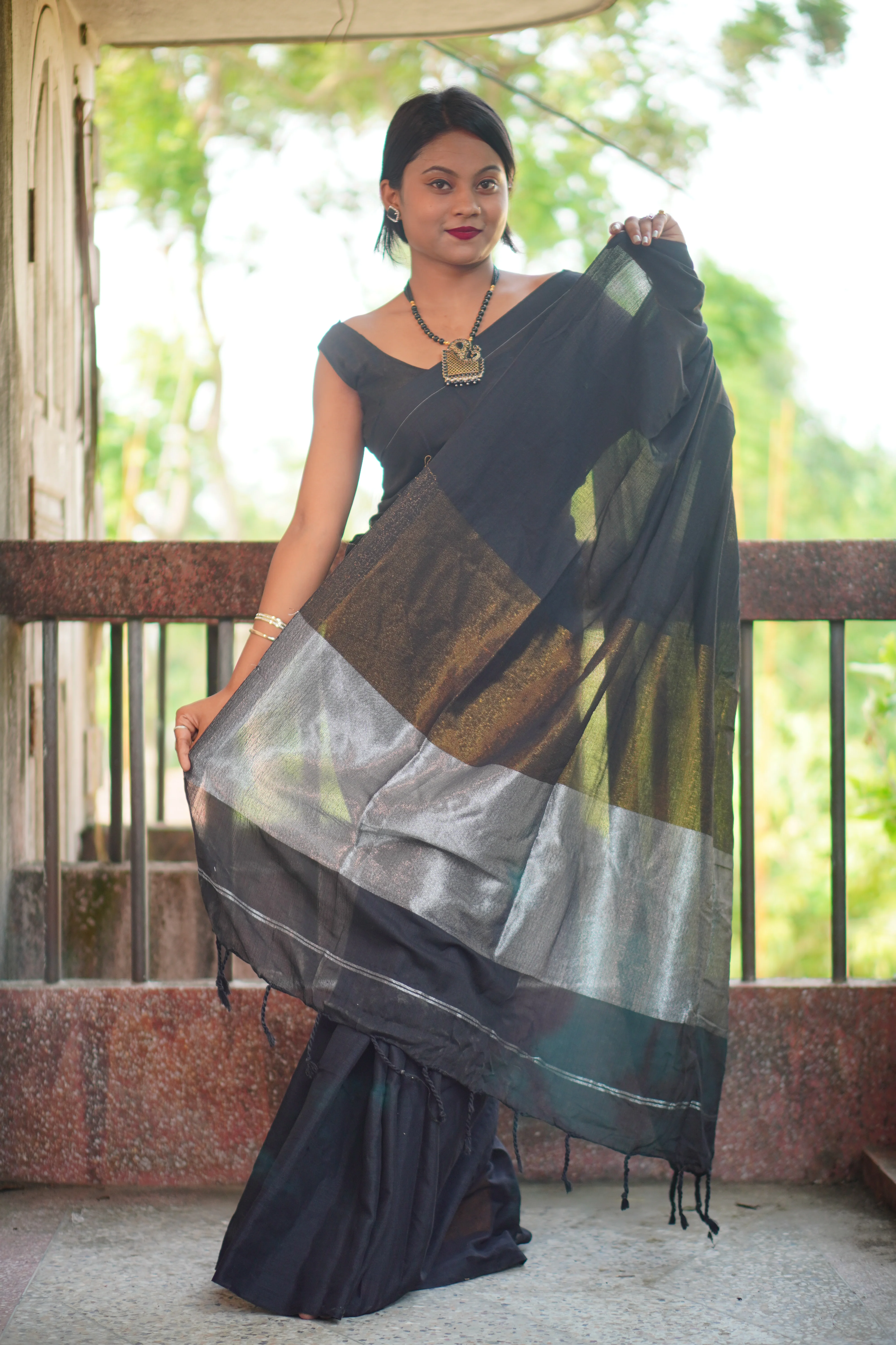 Women Black Zari Border Solid Cotton Saree - Image 3