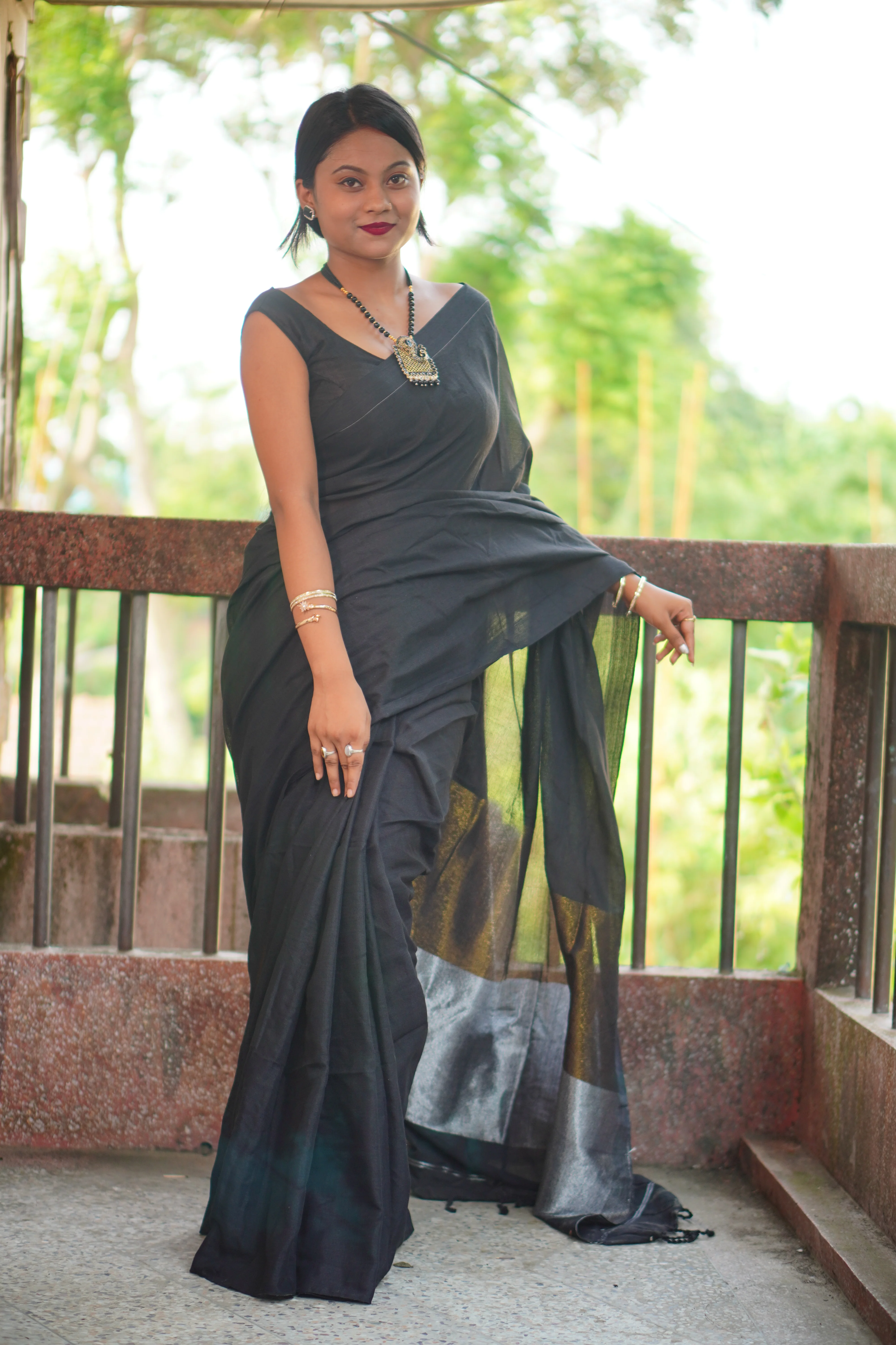 Women Black Zari Border Solid Cotton Saree - Image 4