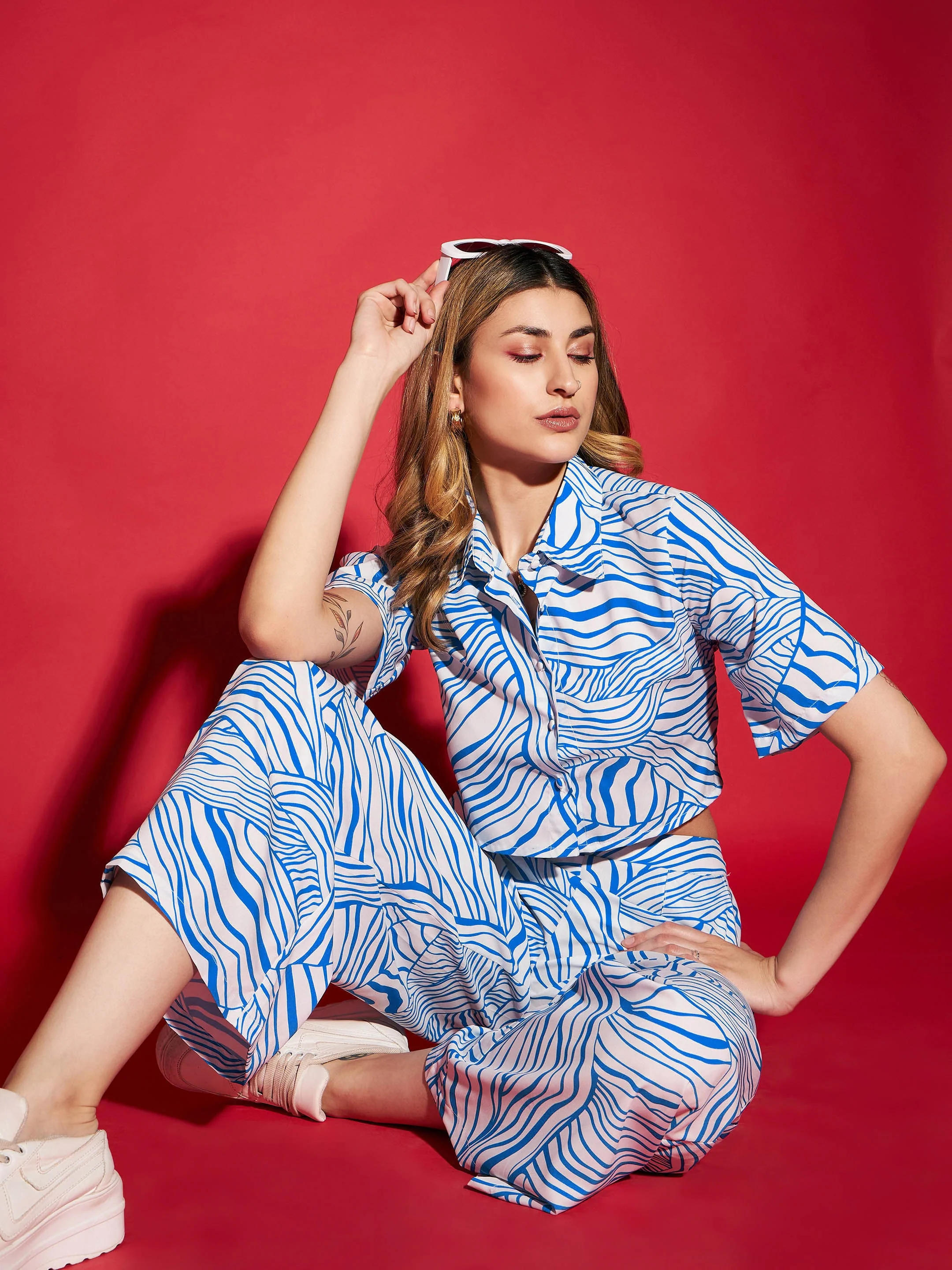 Women Blue Abstract Printed Crop Shirt With Straight Pants - Image 3