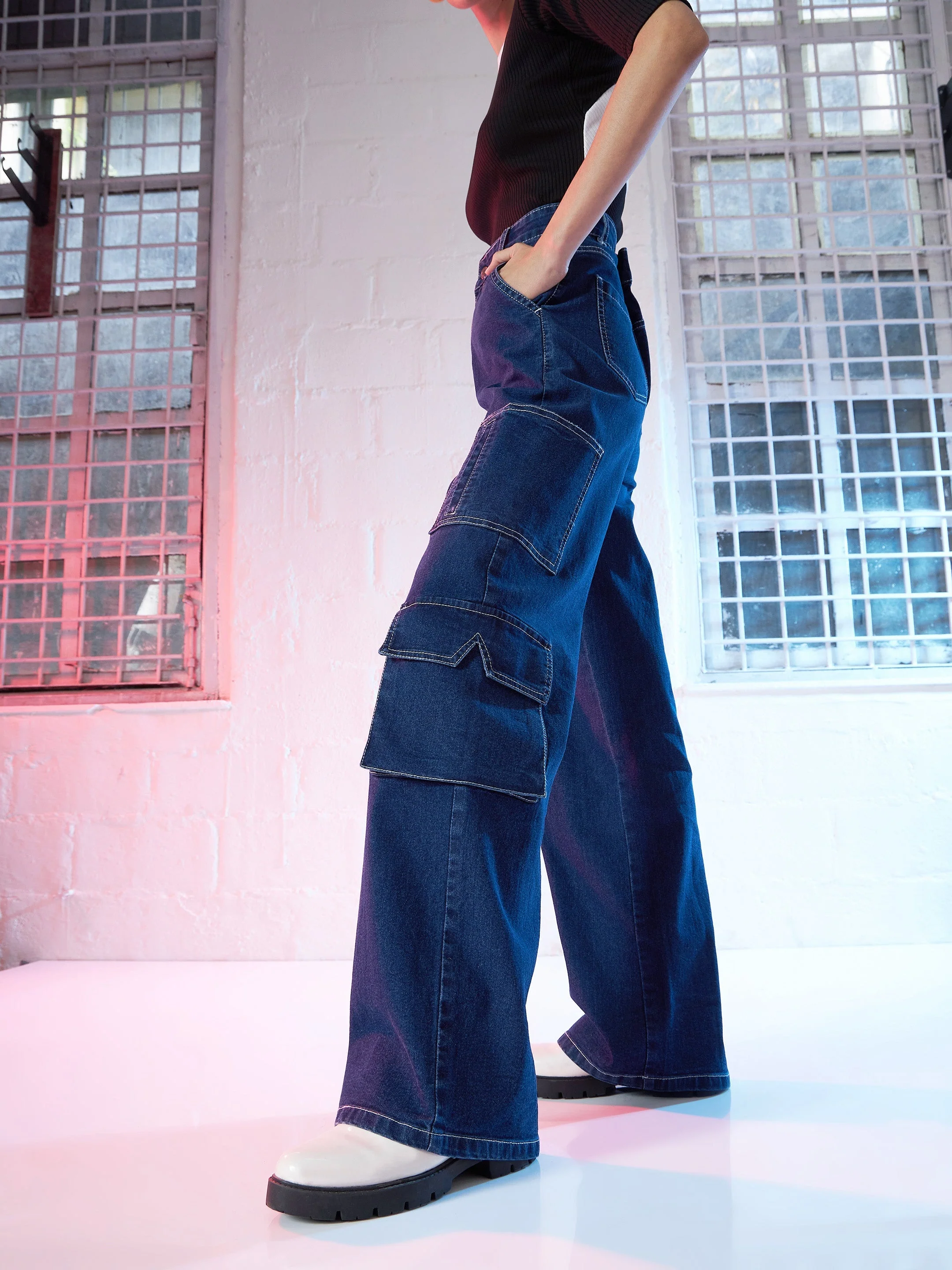 Women Blue Boxy Pockets Cargo Jeans - Image 4