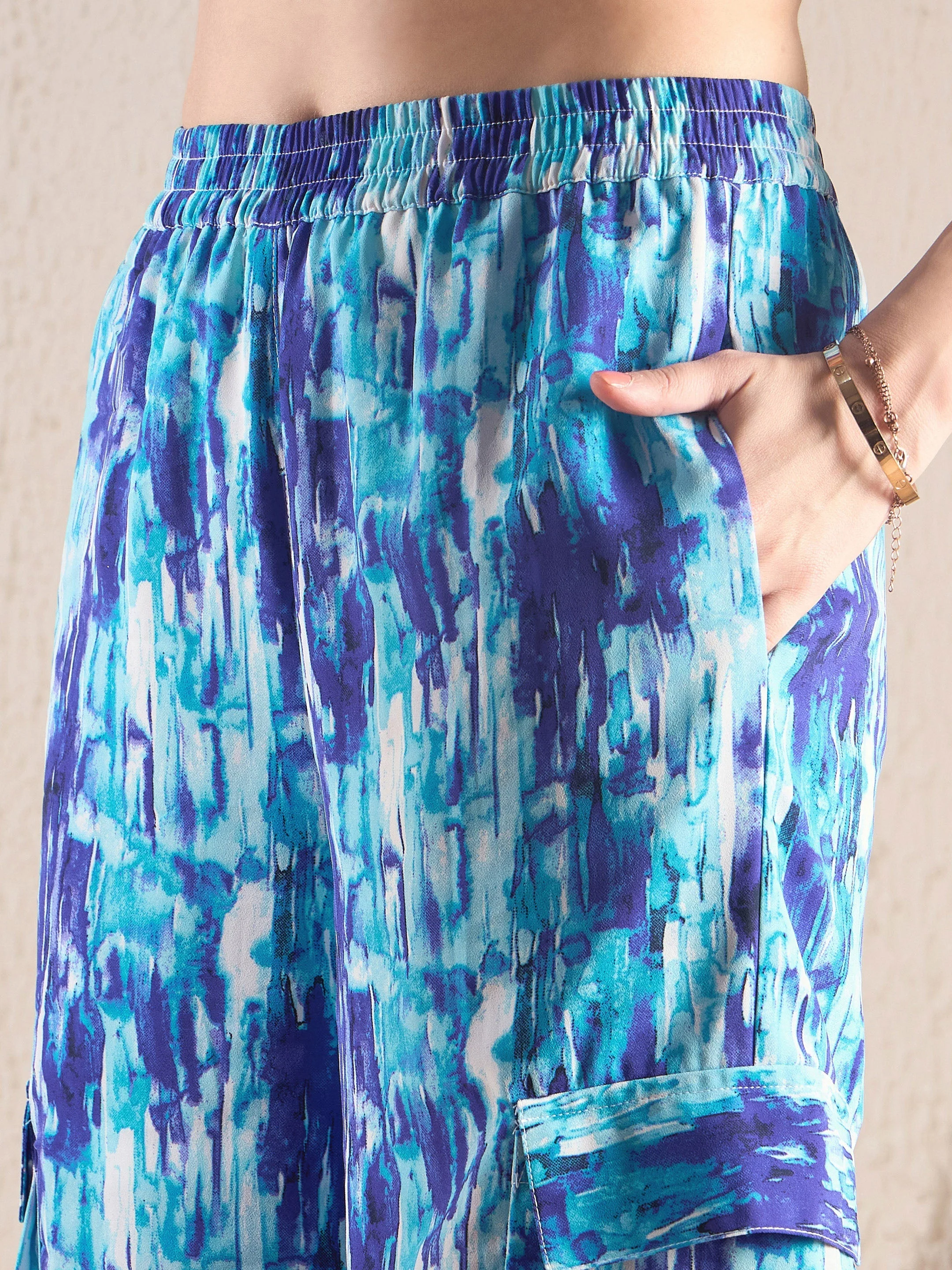 Women Blue Brushstroke Tie Shirt With Ruched Cargo Pants - Image 5