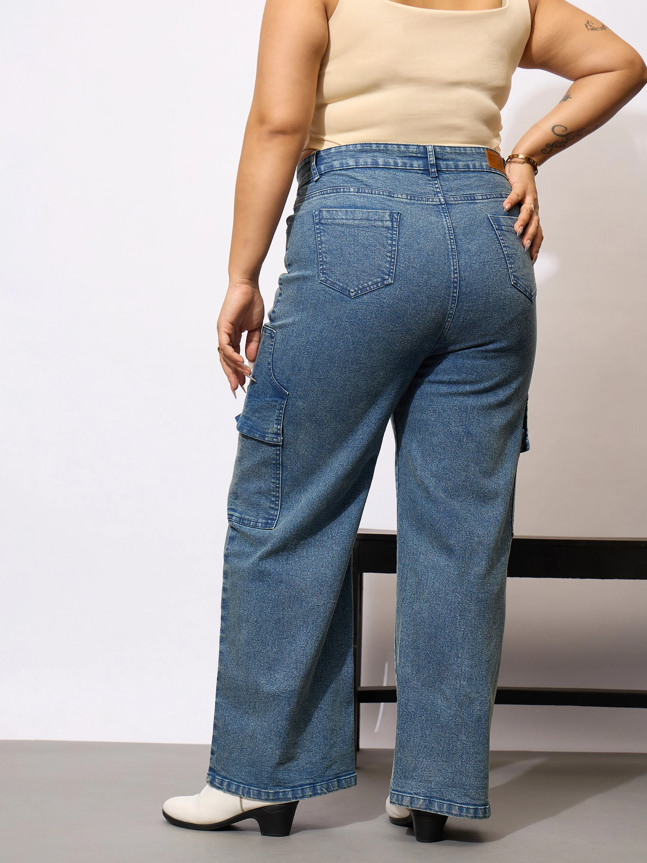 Women Blue Denim Acid Wash Flap Pocket Cargo Jeans - Image 5