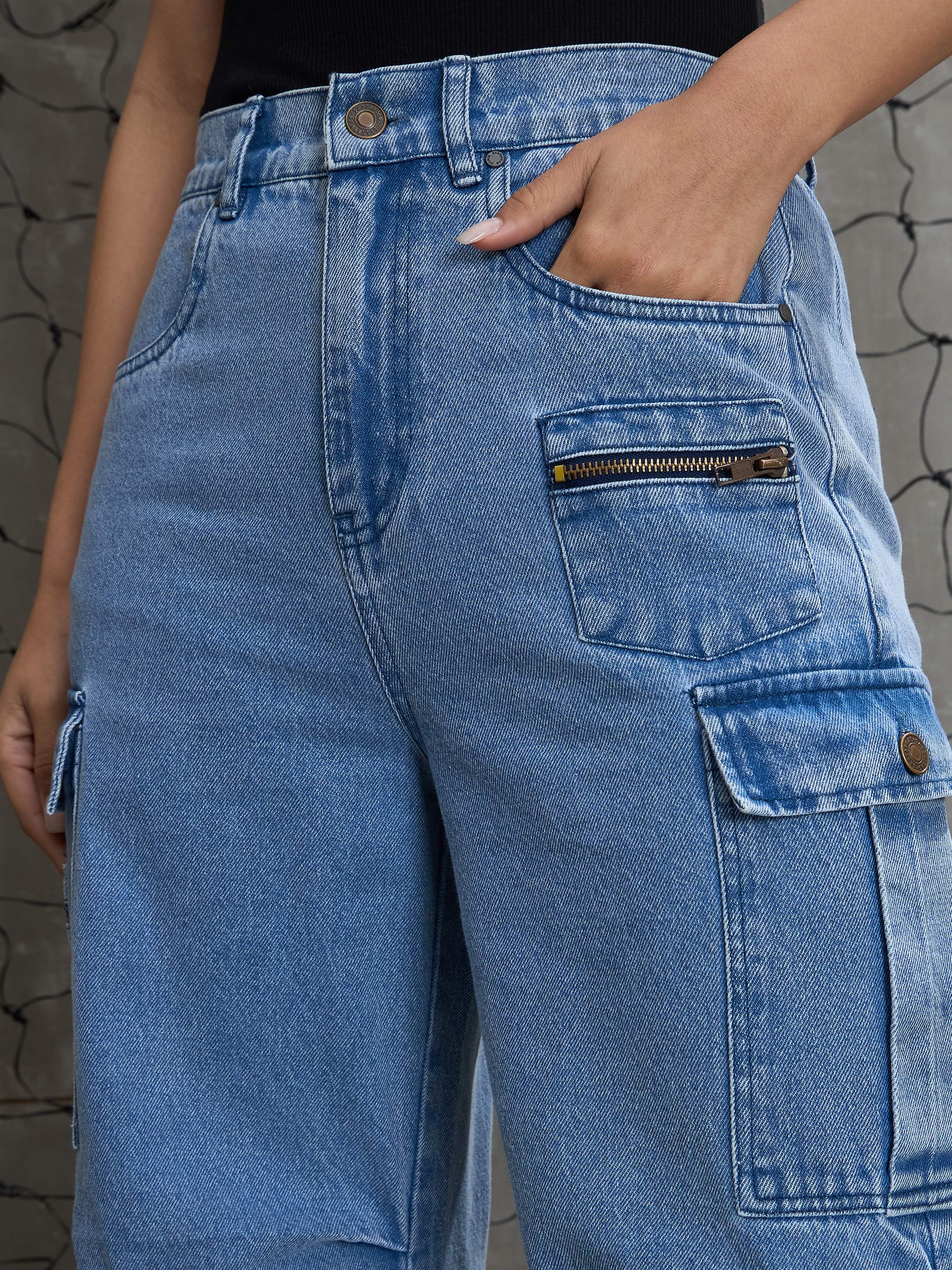 Women Blue Denim Pleated Knee Cargo Jeans - Image 4