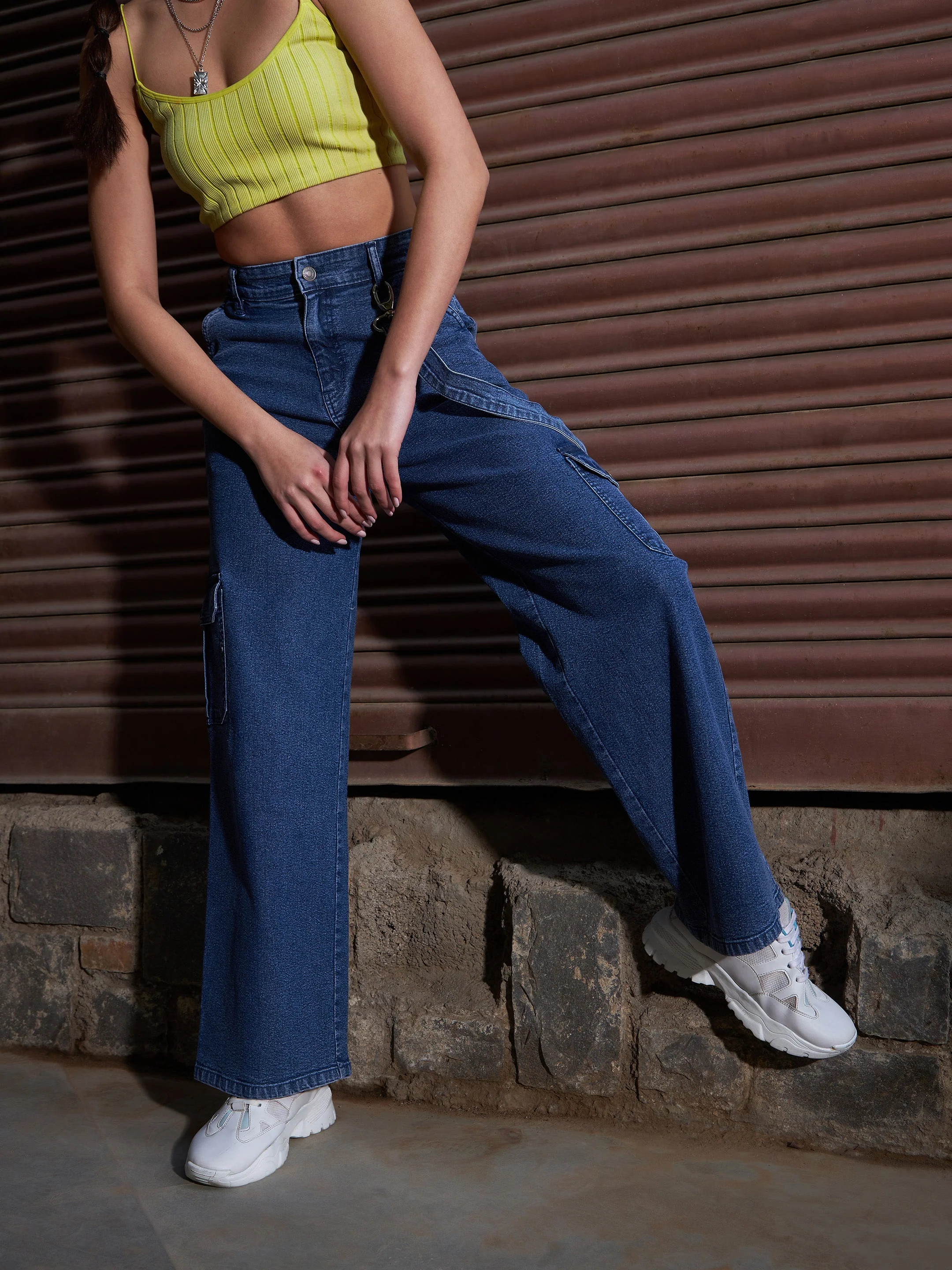 Women Blue Denim Side Patch Pockets Jeans - Image 6