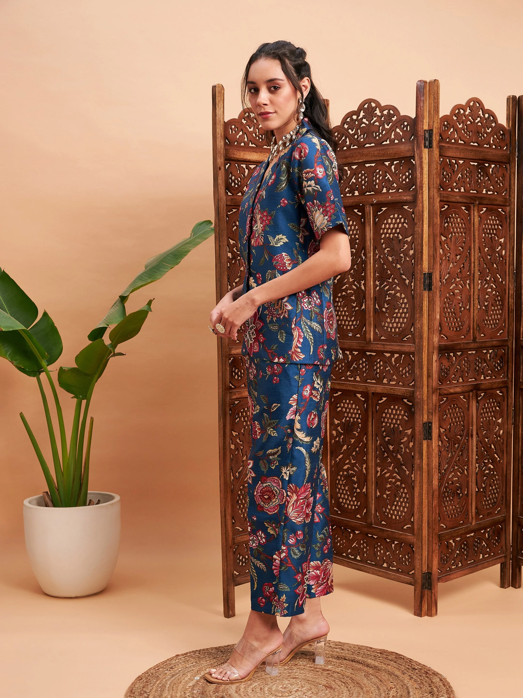 Women Blue Floral Blazer With Straight Pants - Image 3