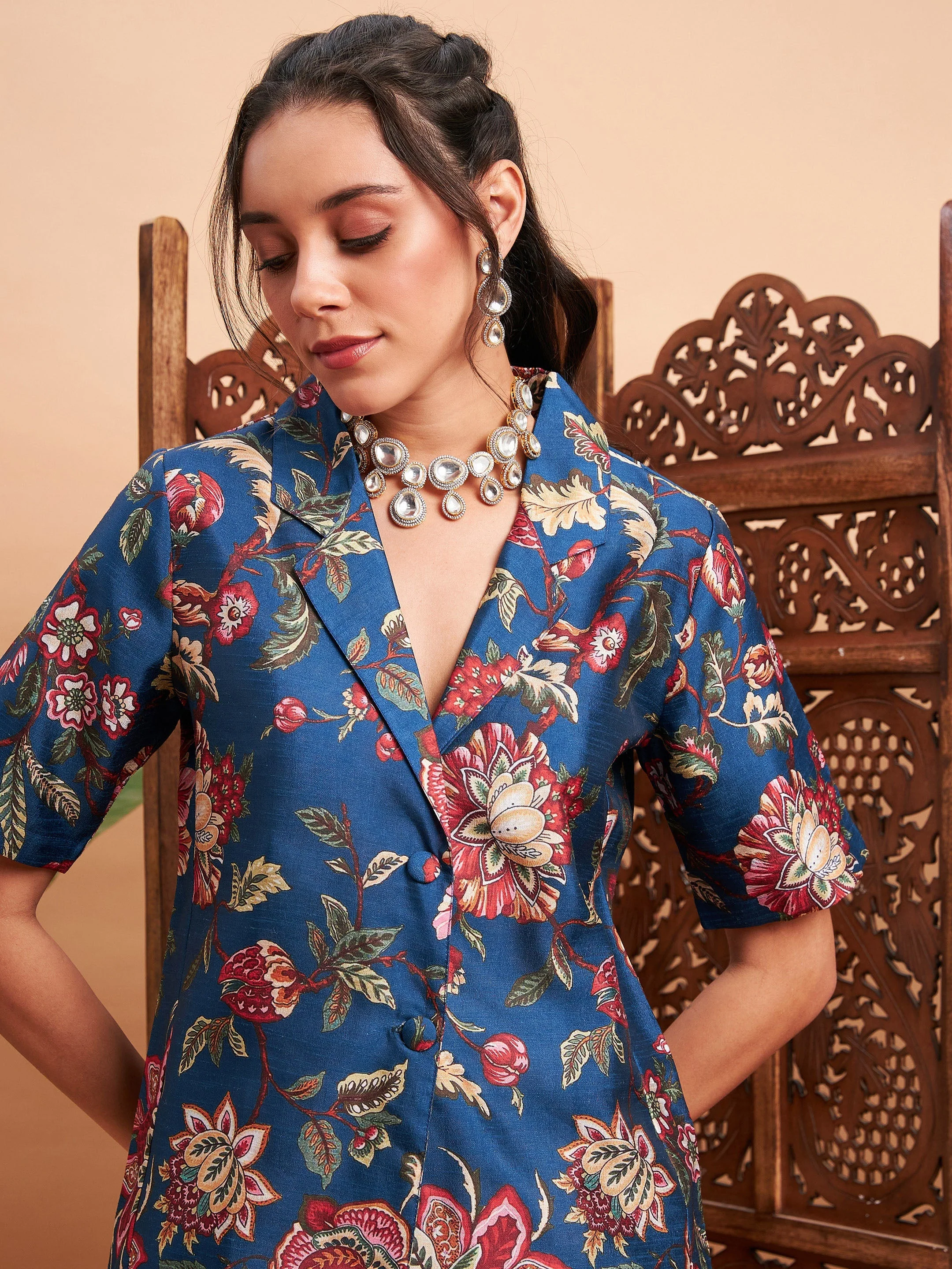 Women Blue Floral Blazer With Straight Pants - Image 4