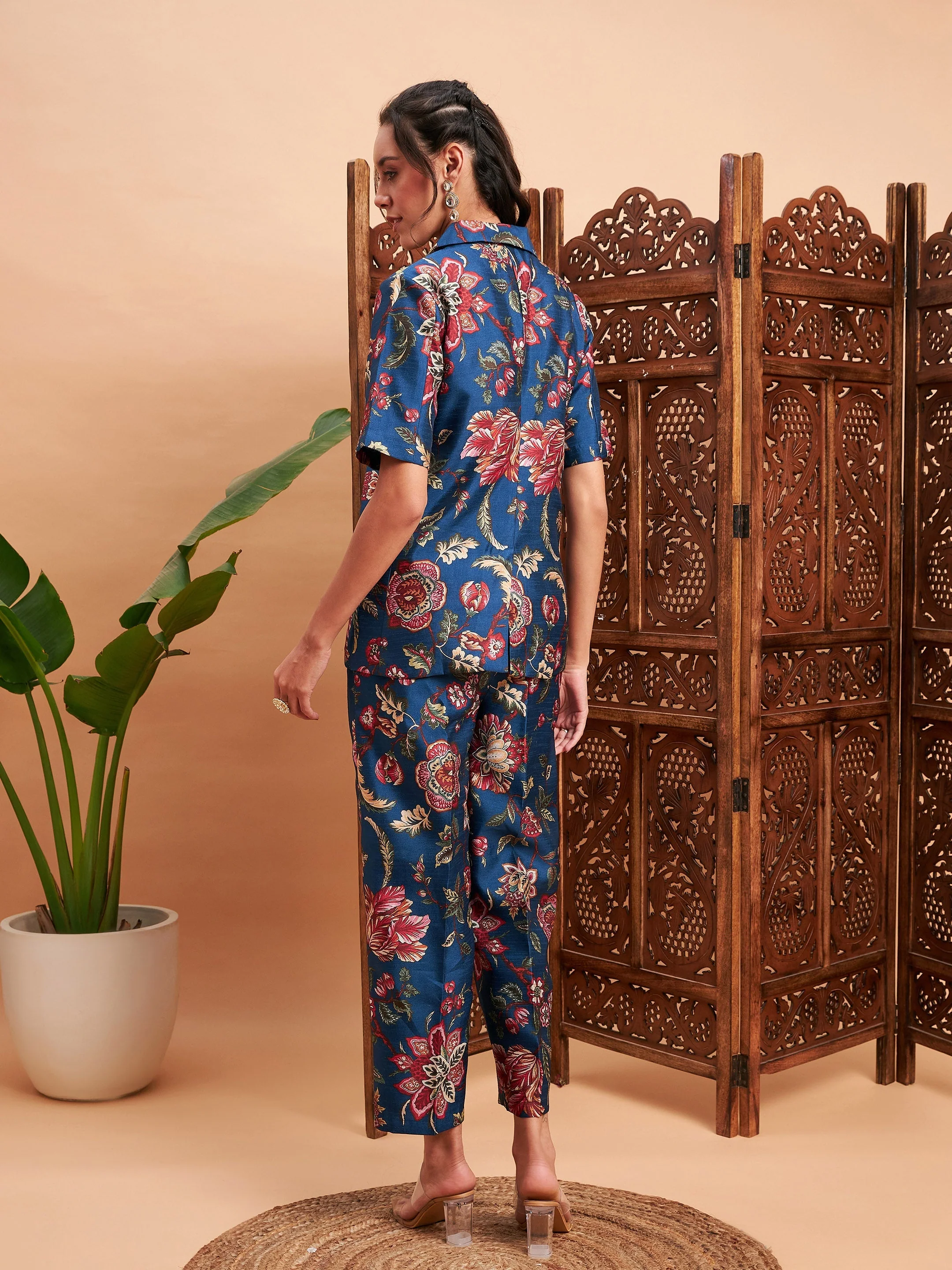 Women Blue Floral Blazer With Straight Pants - Image 6