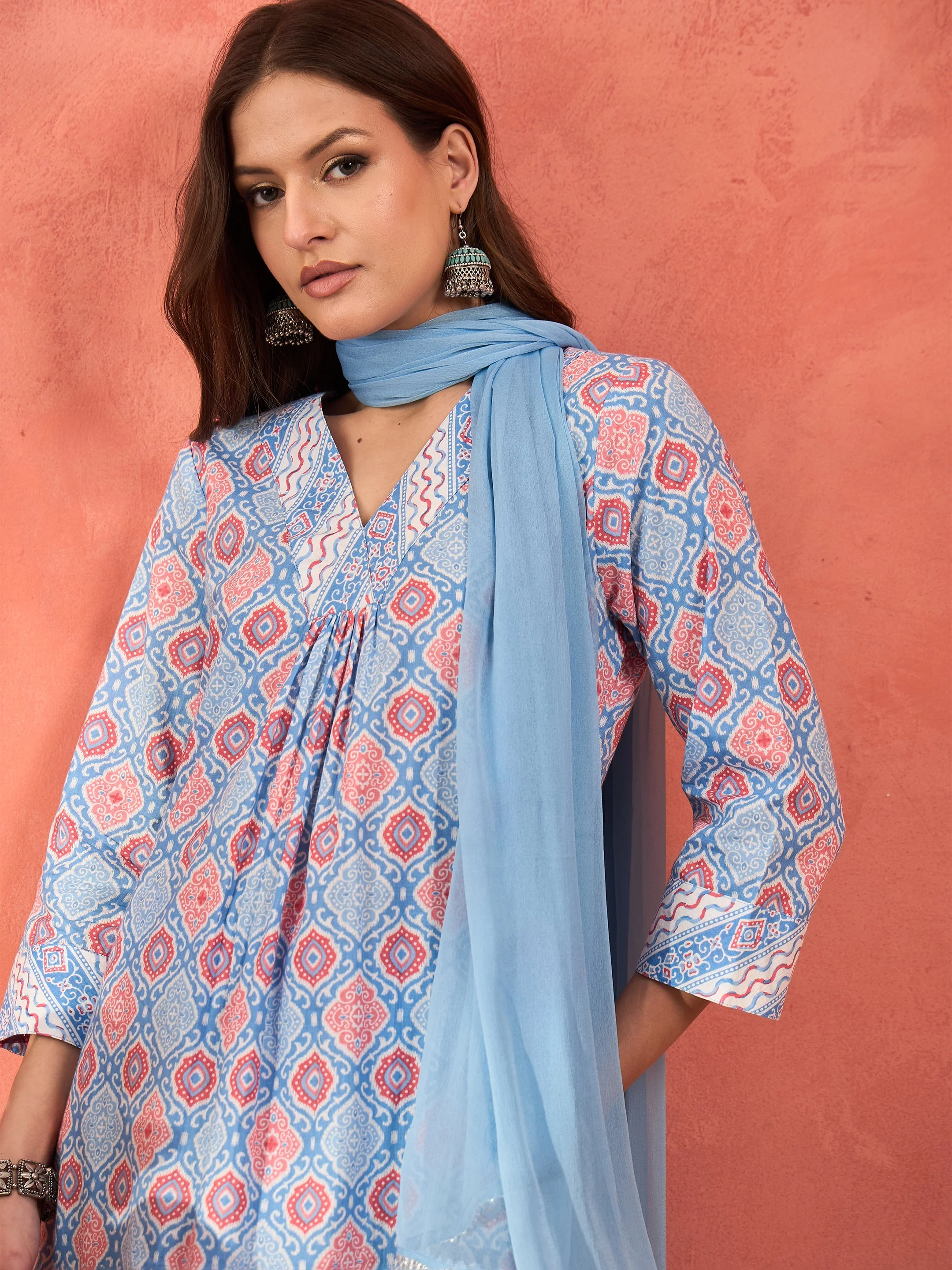Women Blue Geometric Print V Neck Kurta With Pencil Pants & Dupatta - Image 4