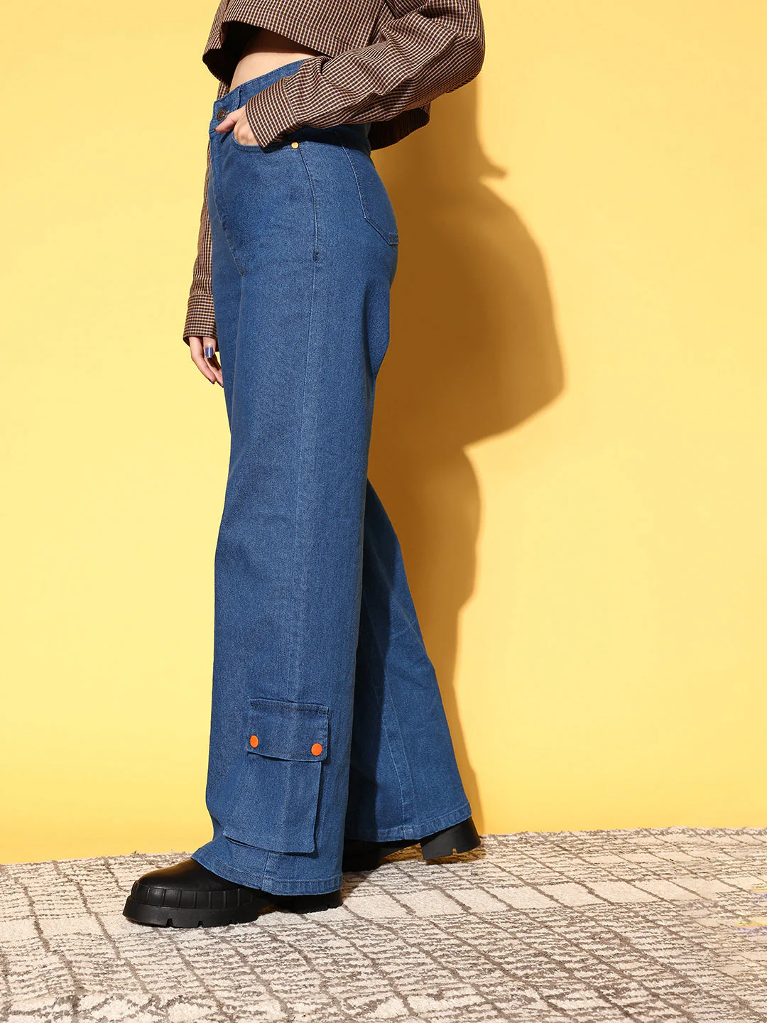 Women Blue Hem Pocket Stretch Straight Jeans - Image 3