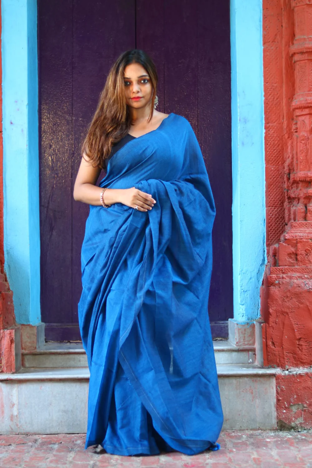 Women Blue Solid Cotton Saree - Image 4