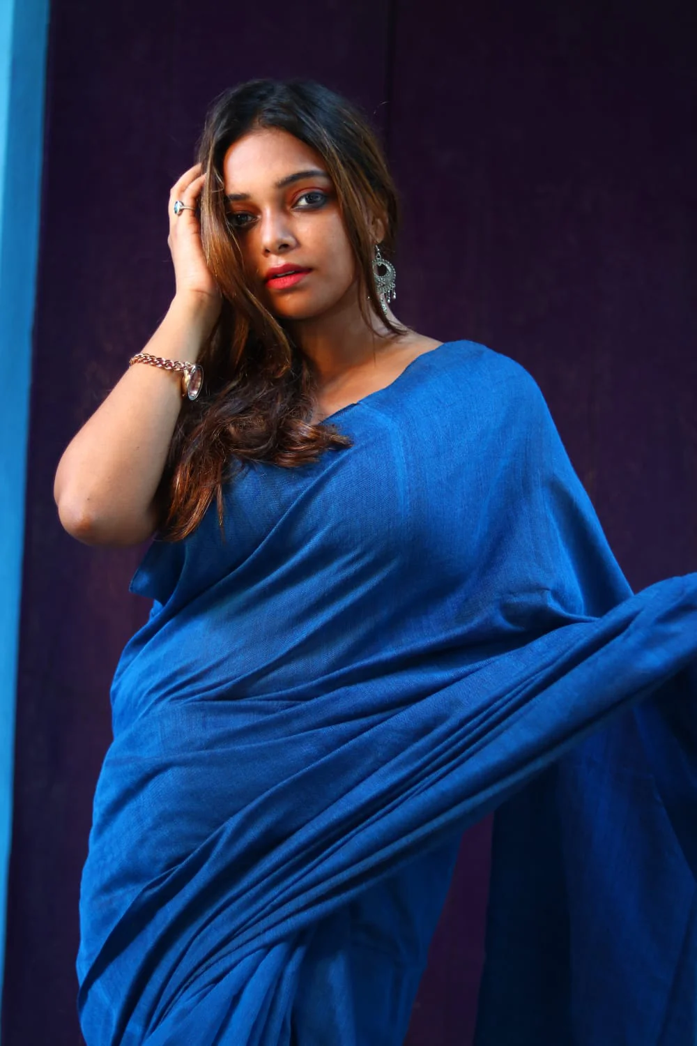 Women Blue Solid Cotton Saree - Image 5