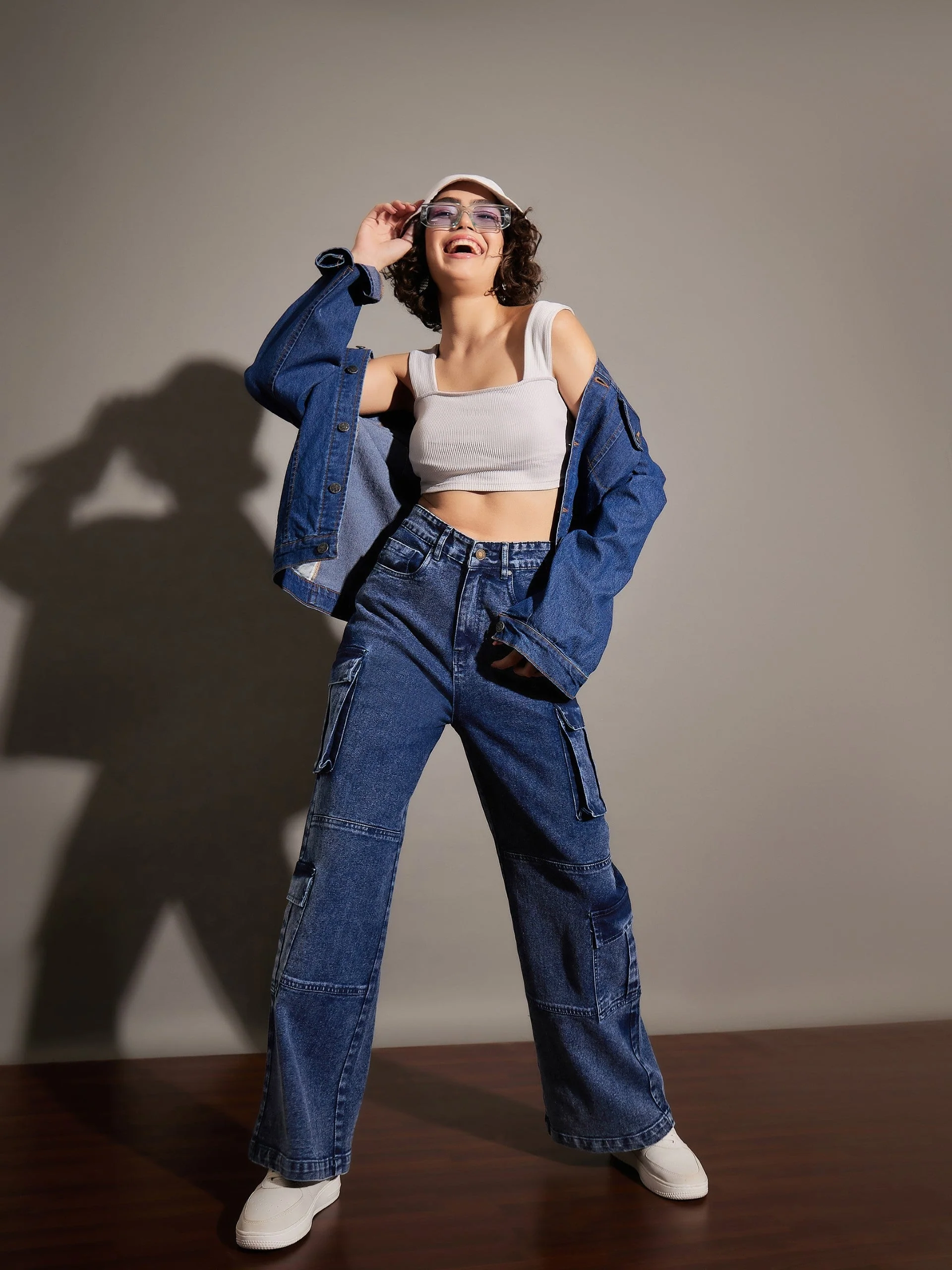 Women Blue Washed Multi Pockets Detail Jeans - Image 2