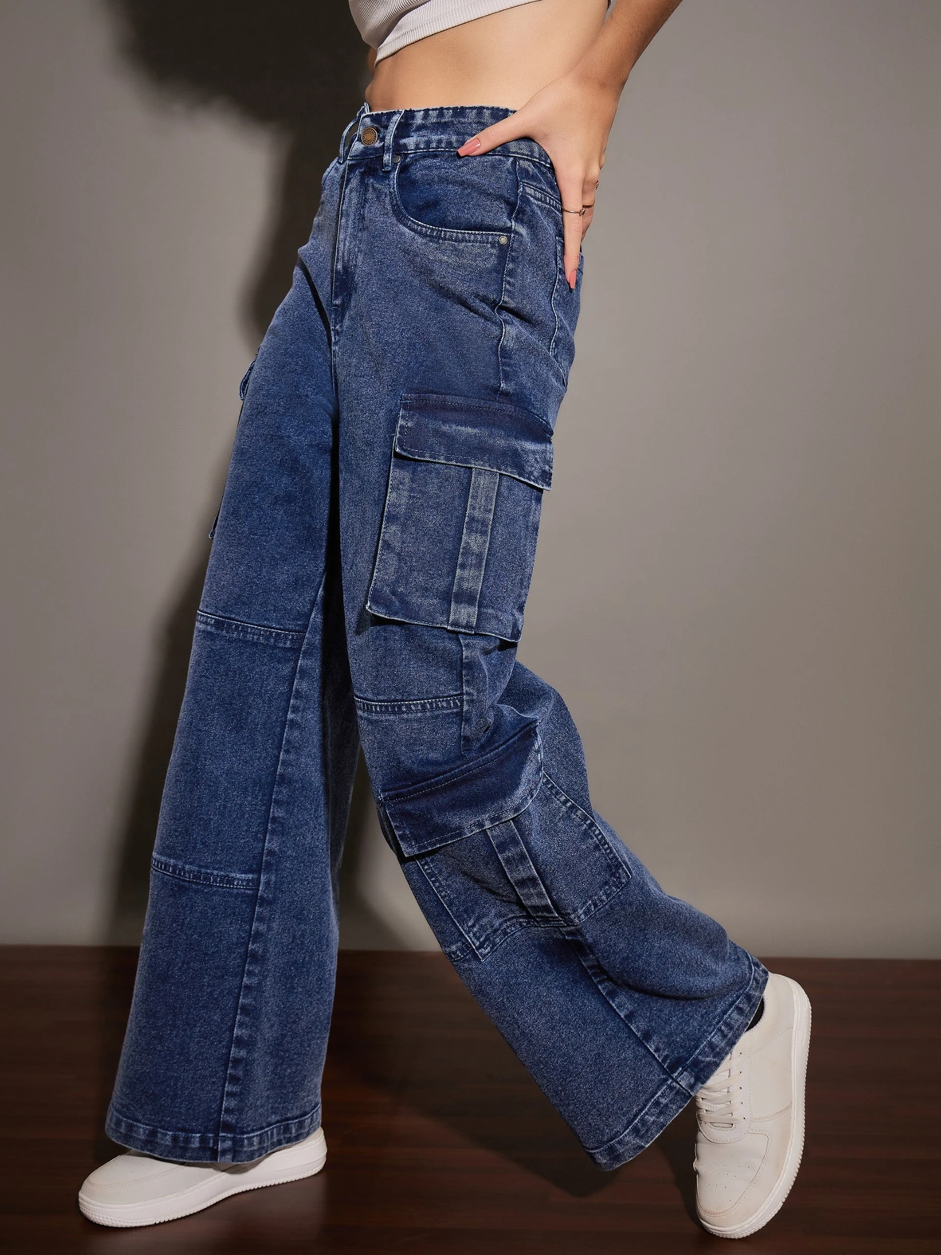 Women Blue Washed Multi Pockets Detail Jeans - Image 3