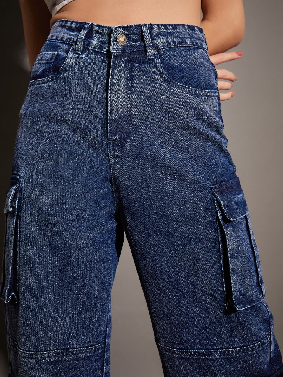 Women Blue Washed Multi Pockets Detail Jeans - Image 4
