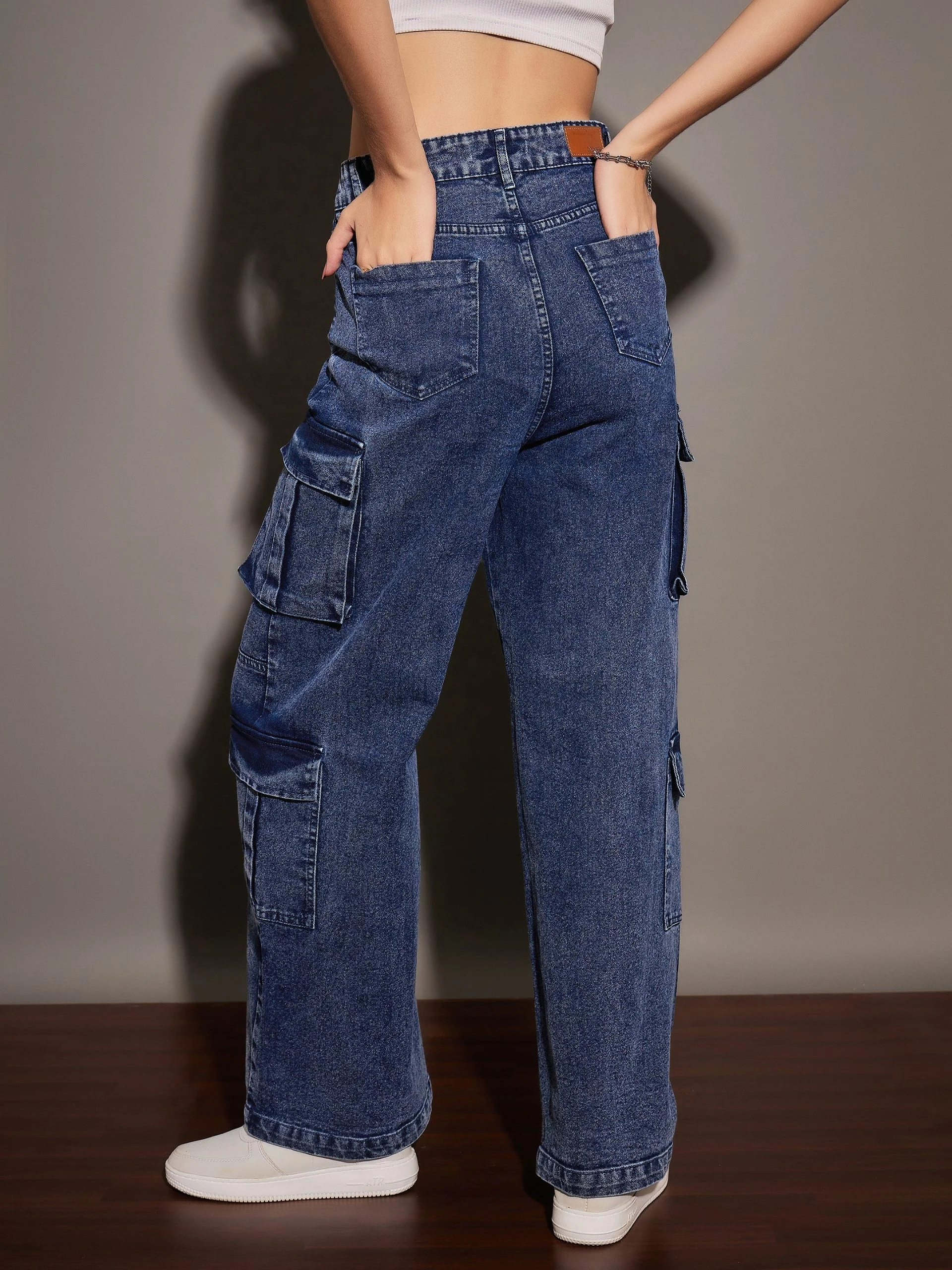 Women Blue Washed Multi Pockets Detail Jeans - Image 5