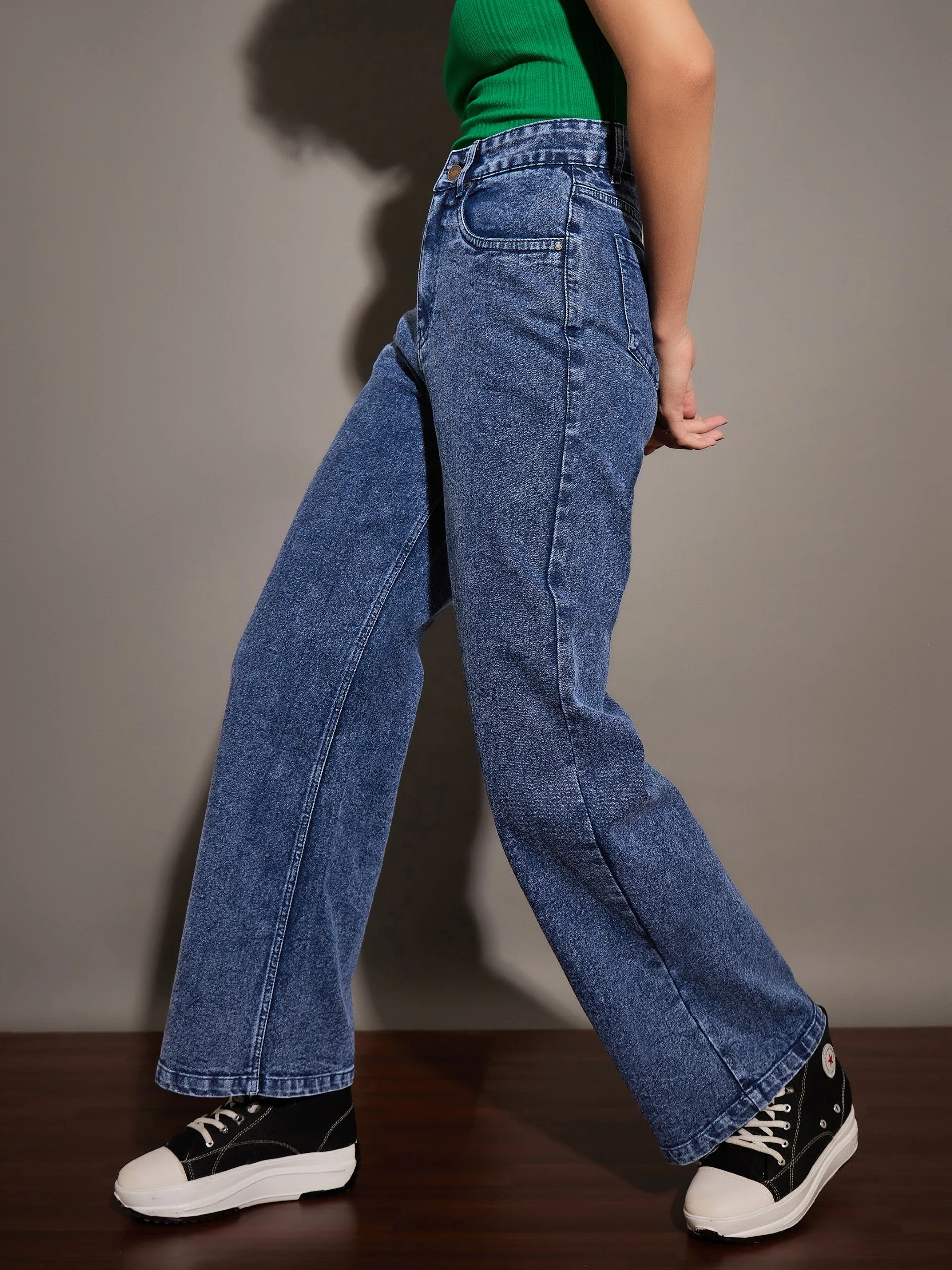 Women Blue Washed Straight Fit Jeans - Image 3