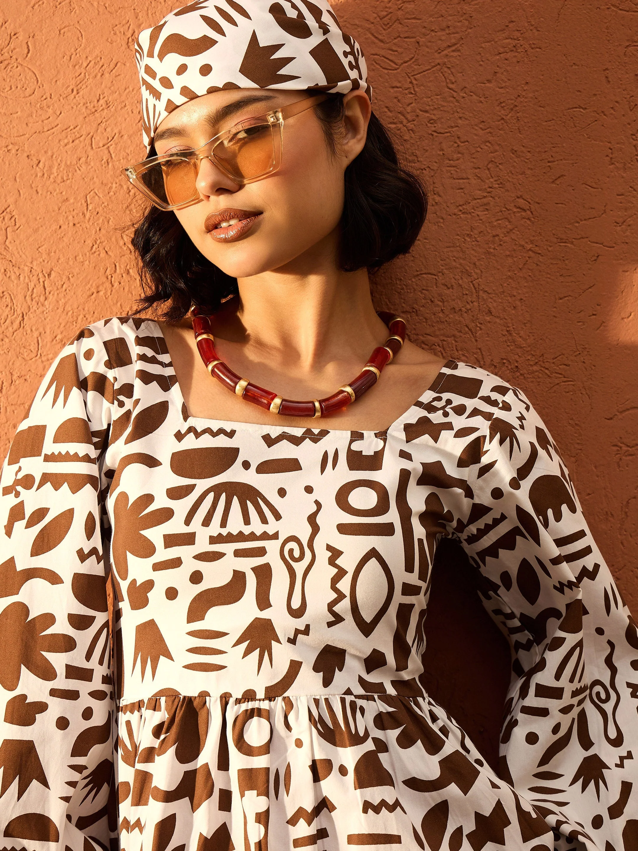 Women Brown & White Quirky Print Back Tie Knot Short Dress - Image 4
