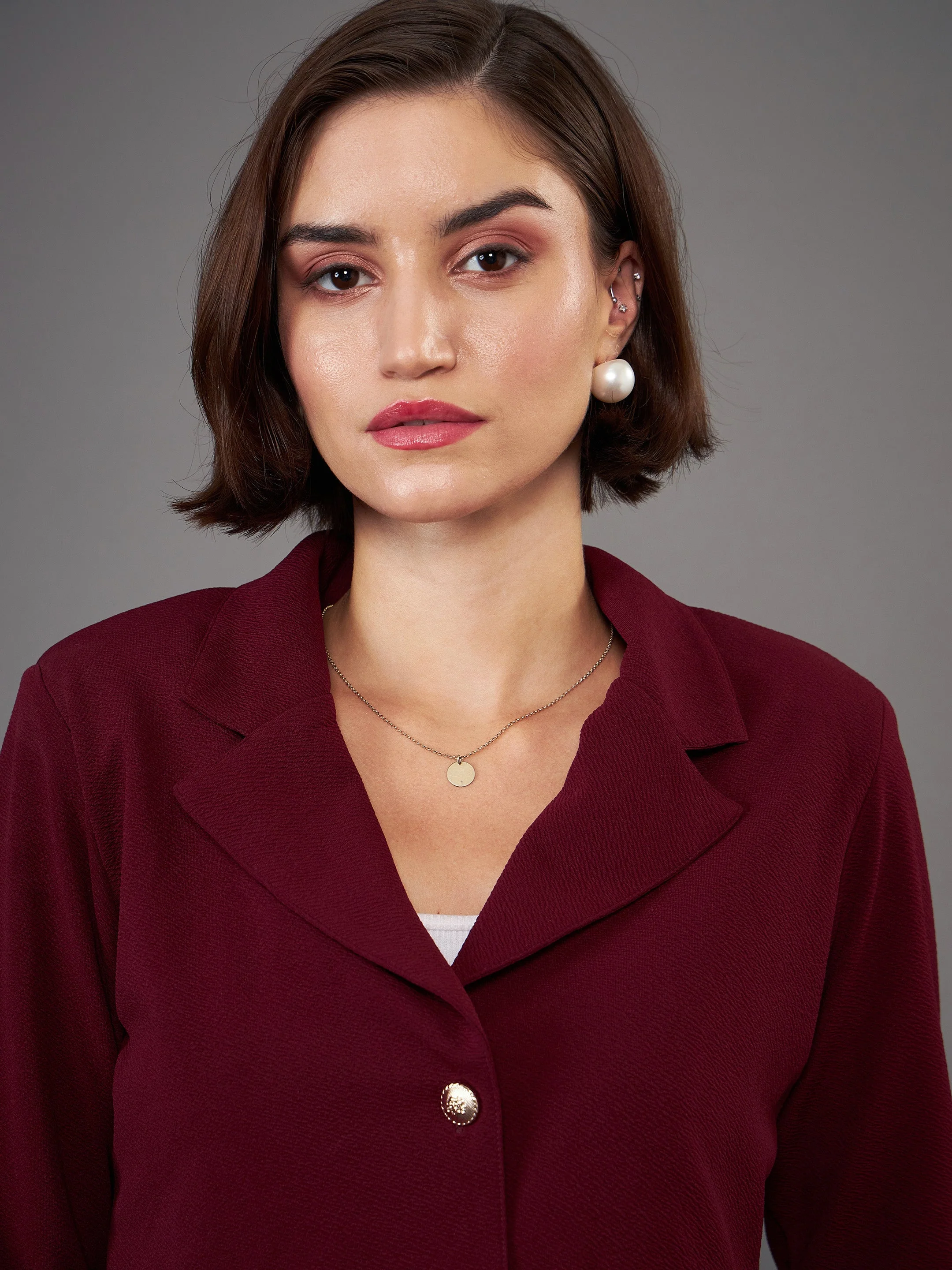 Women Burgundy Notch Collar Crop Blazer With Pleated Pants - Image 4