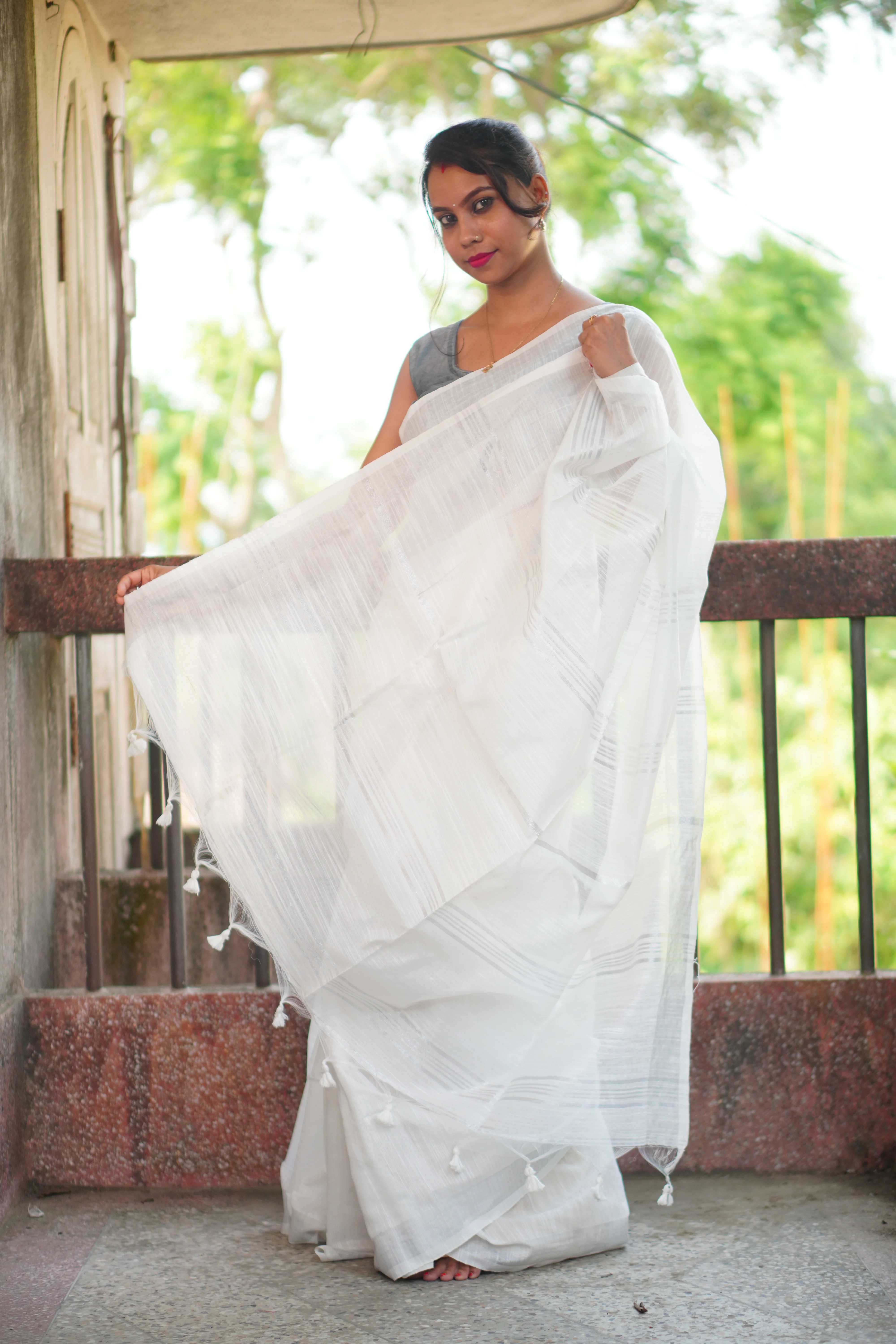 Women Cotto Silk White Zari Border Saree - Image 5