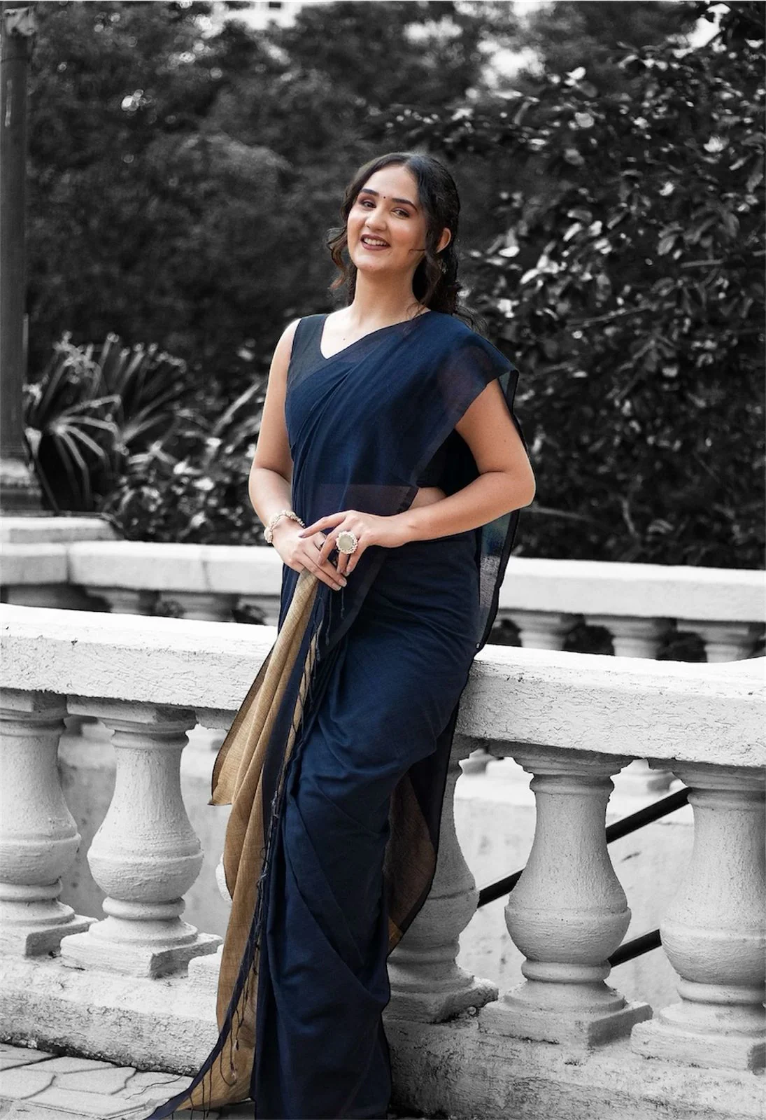 Women Cotton Blue Plain Saree - Image 4
