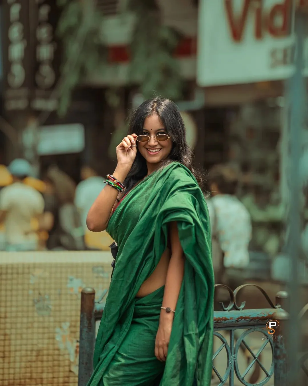 Women Cotton Green Plain Saree - Image 2