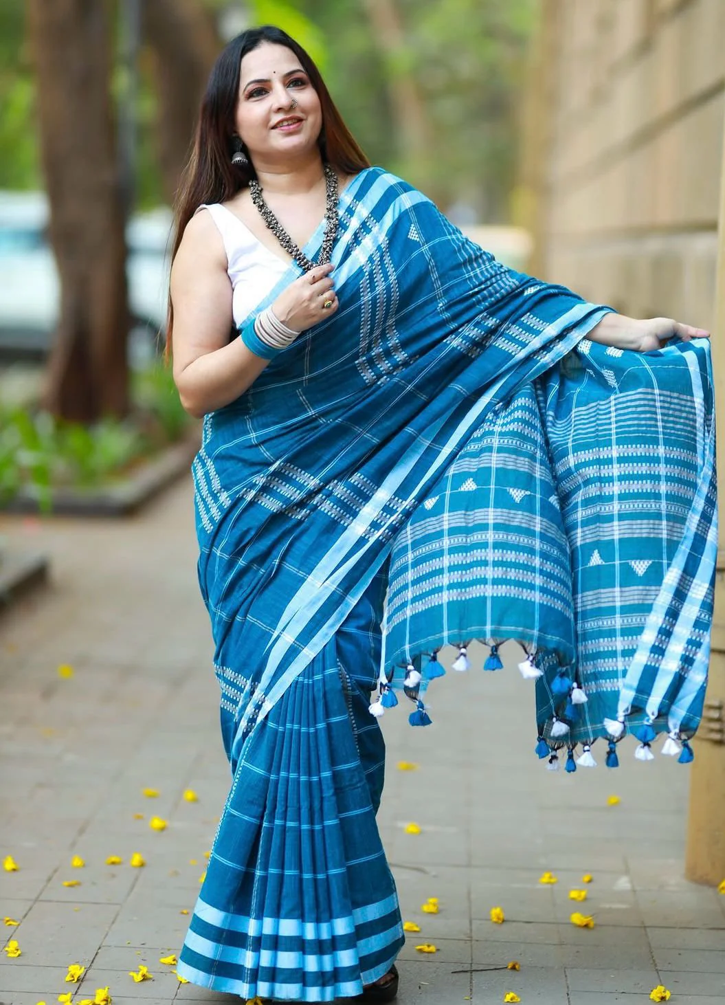 Women Cotton Handloom Jamdani Saree - Image 4