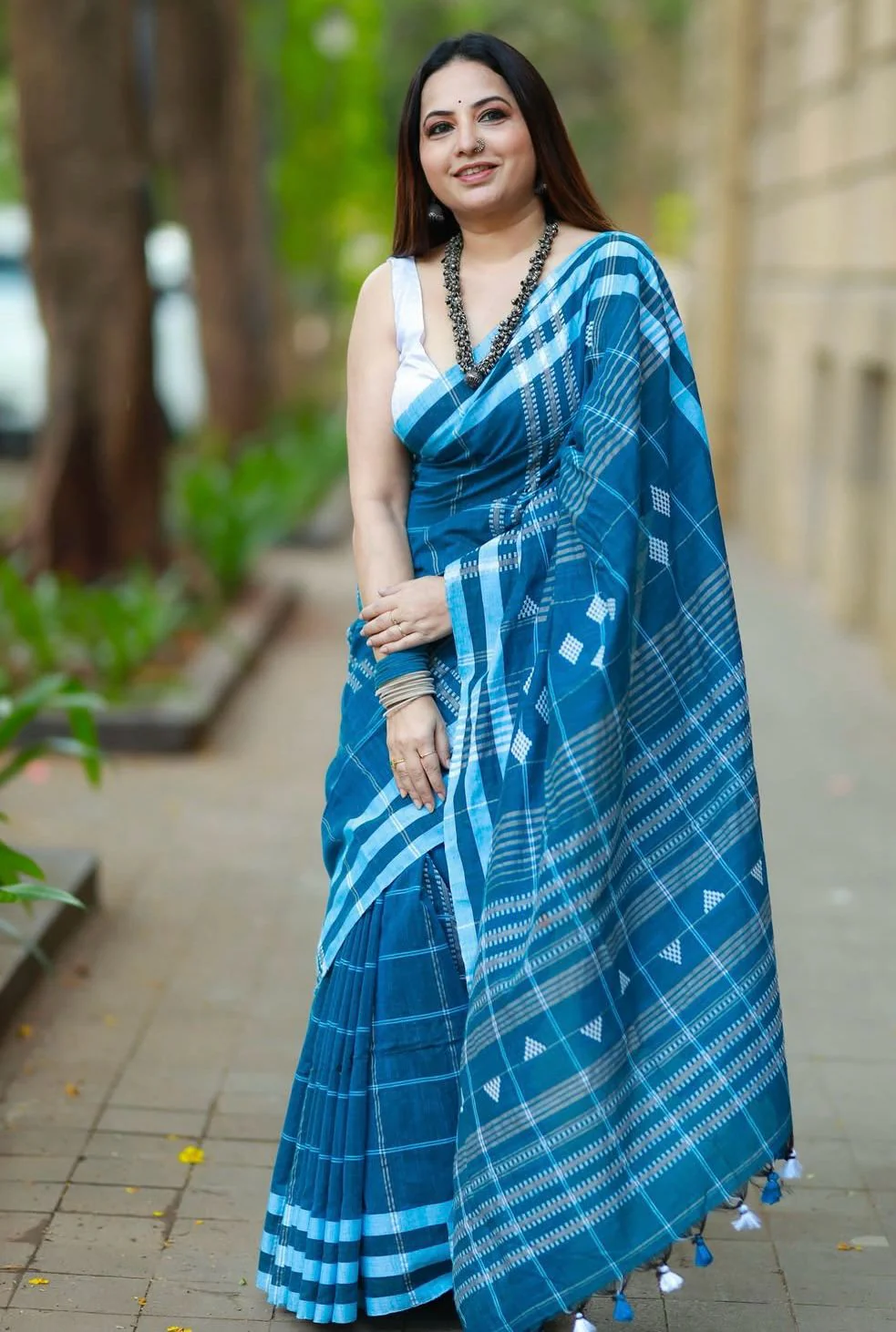 Women Cotton Handloom Jamdani Saree - Image 5