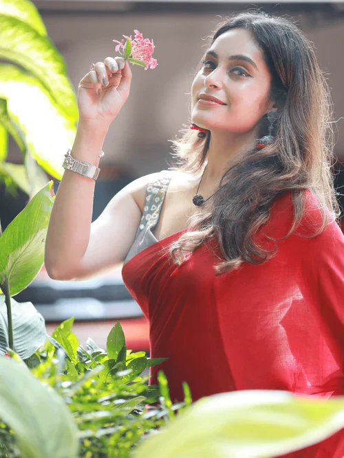 Women Cotton Plain Red Saree - Image 3