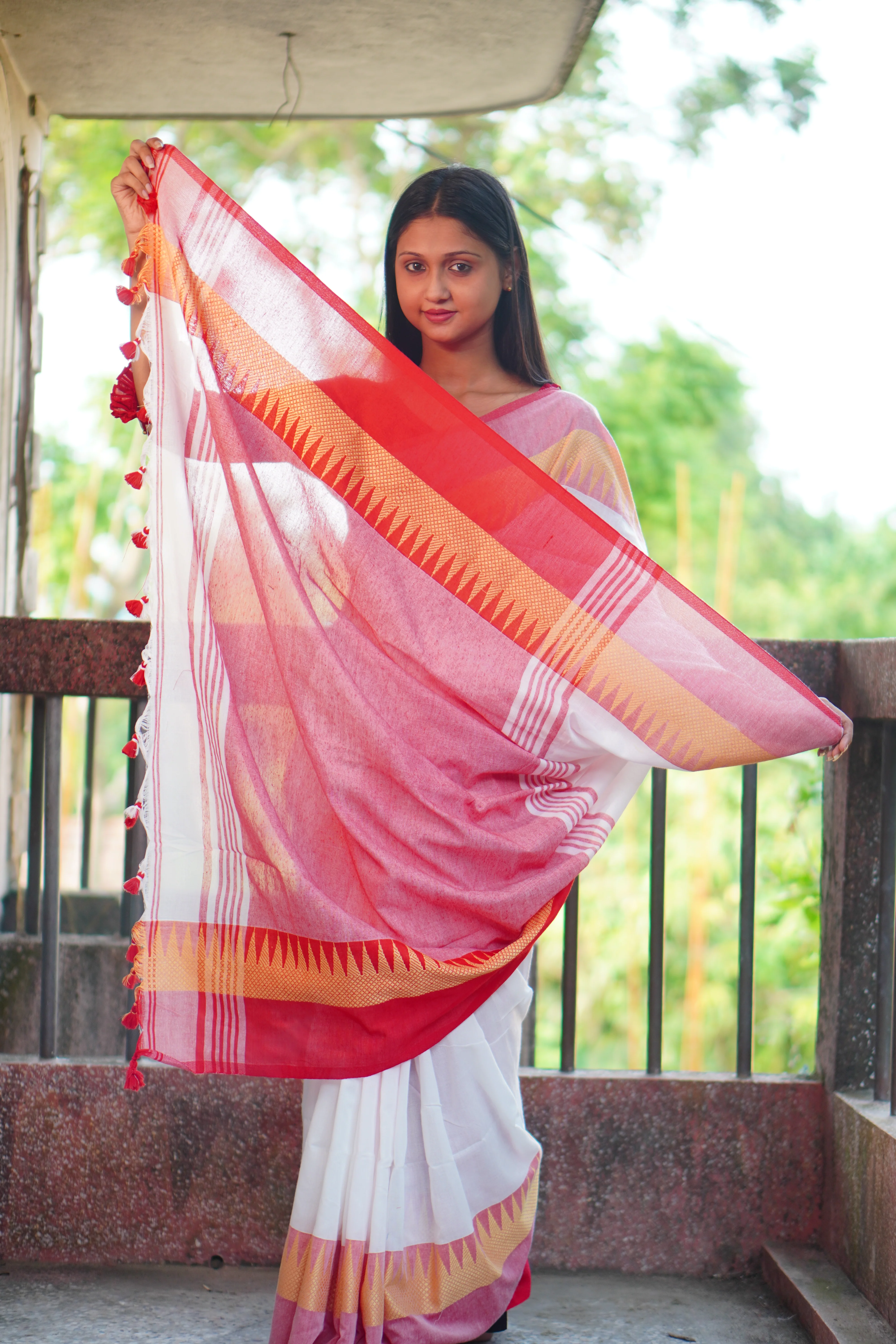 Women Cotton Temple Border Red White Saree - Image 3