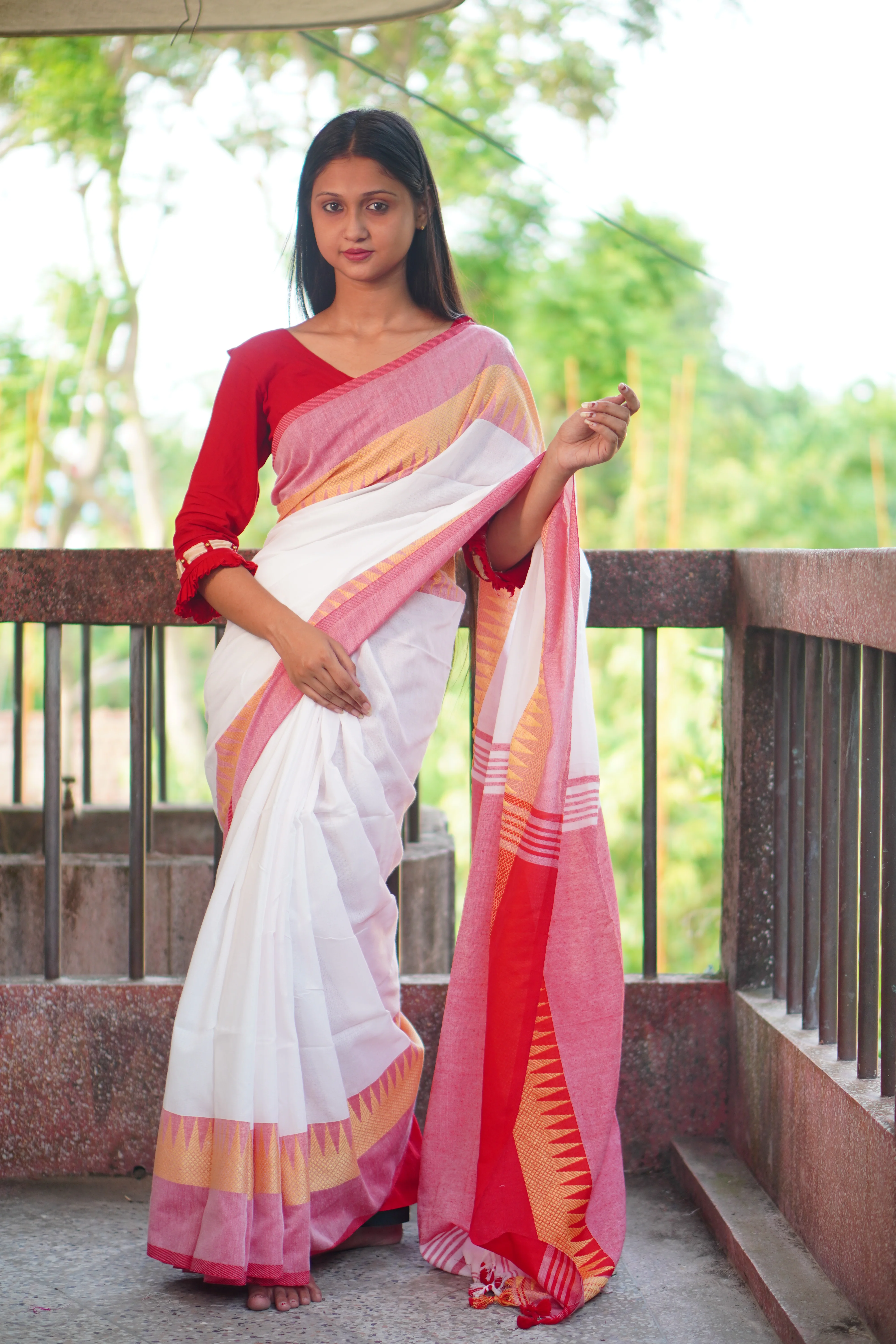 Women Cotton Temple Border Red White Saree - Image 4